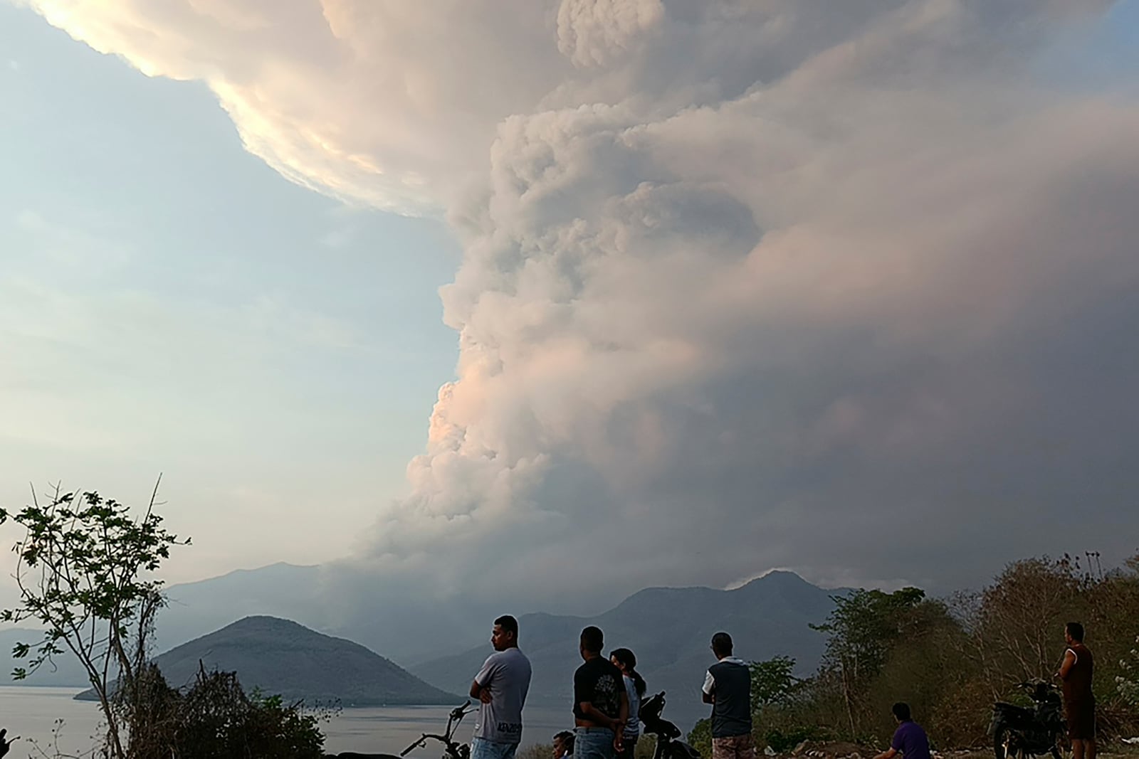 Resident watch as Mount Lewotobi Laki Laki volcano spews volcanic materials during an eruption in East Flores, Indonesia Saturday, Nov, 9, 2024. (AP Photo)