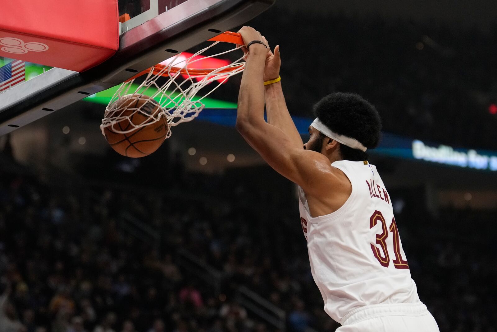 Cleveland Cavaliers center Jarrett Allen (31) dunks in the first half of an NBA basketball game against the Oklahoma City Thunder, Wednesday, Jan. 8, 2025, in Cleveland. (AP Photo/Sue Ogrocki)