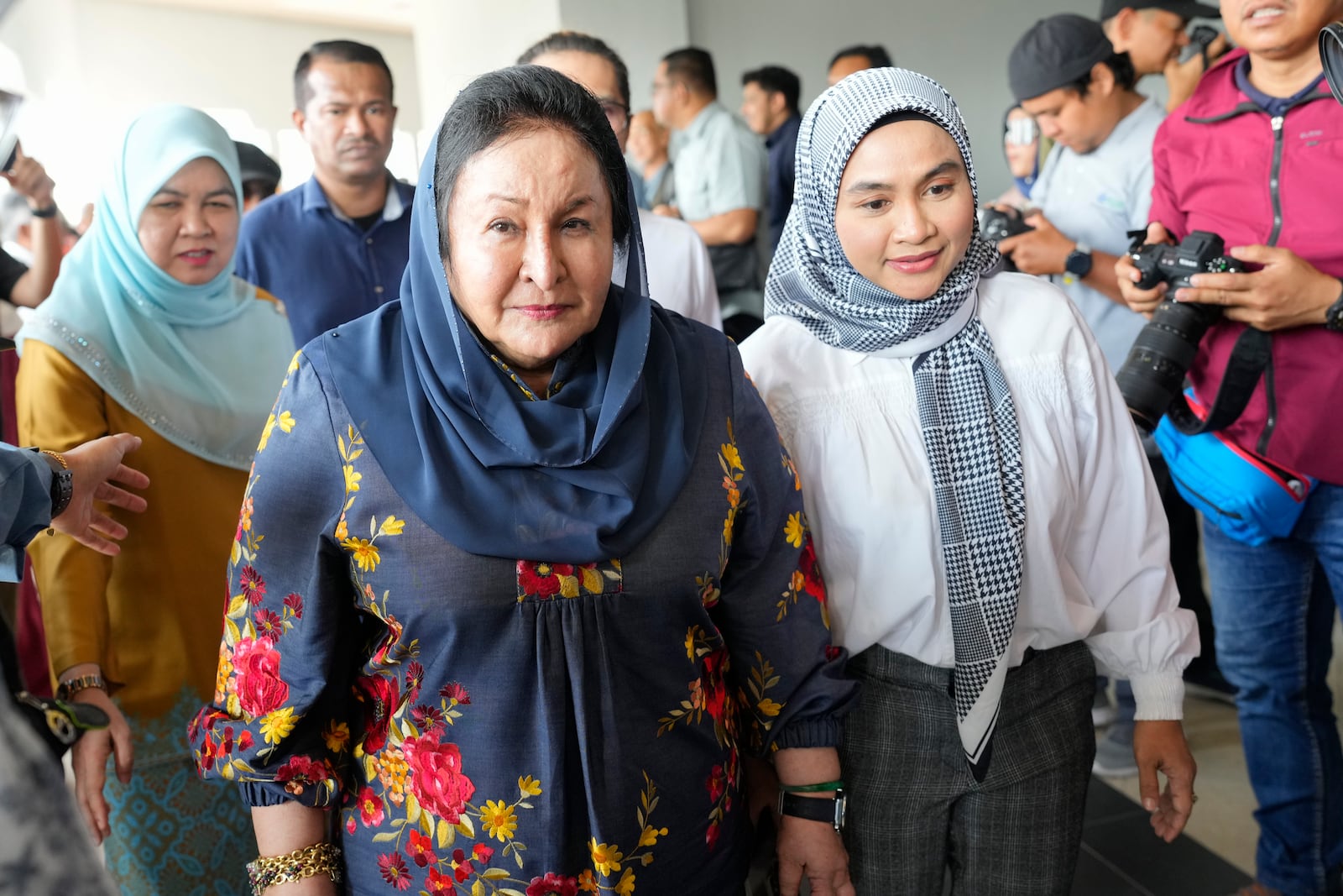 Rosmah Mansor, left, wife of Malaysian former Prime Minister Najib Razak arrives at the Kuala Lumpur High Court complex in Kuala Lumpur, Malaysia Wednesday, Oct. 30, 2024. (AP Photo/Vincent Thian)