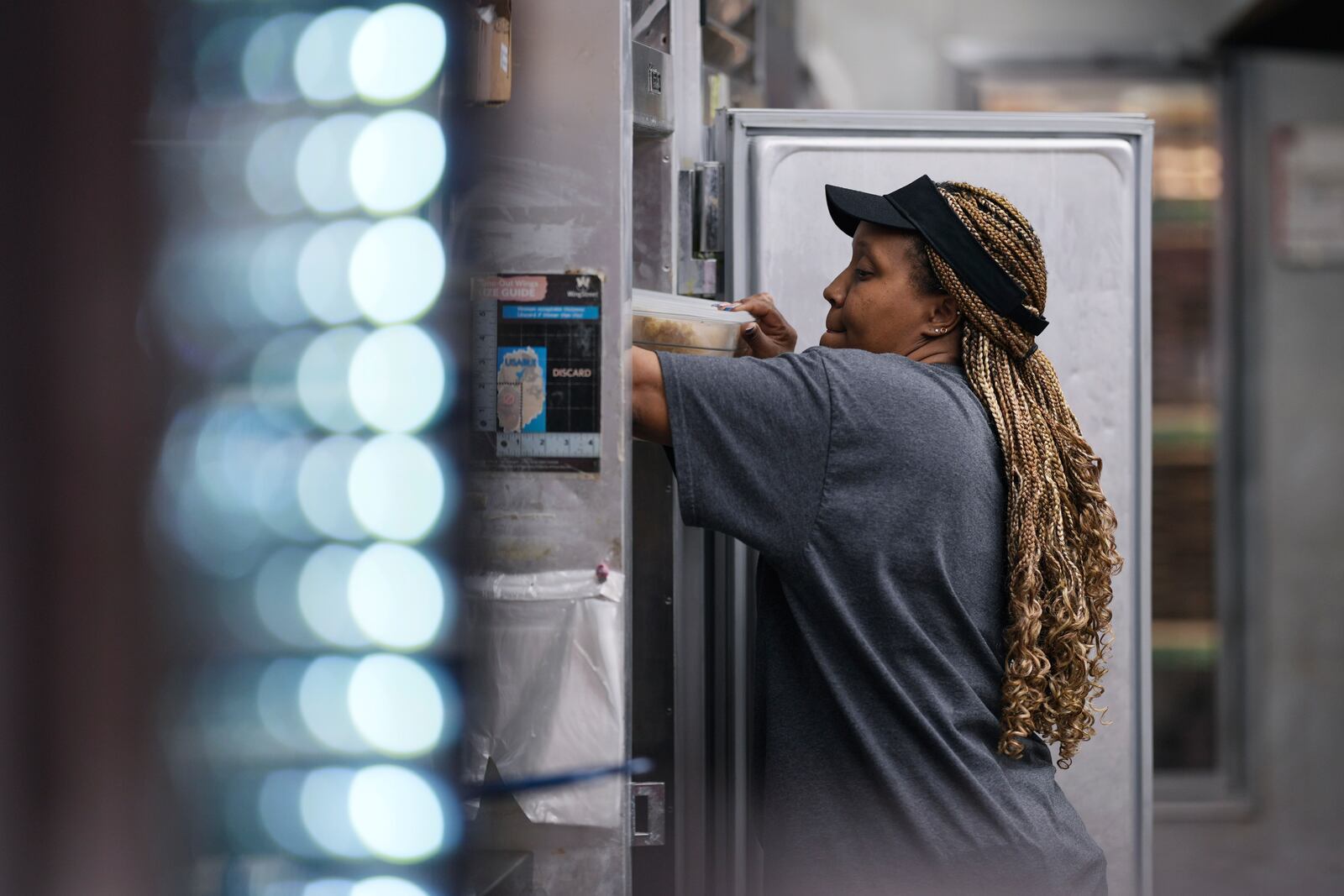 TiAnna Yeldell works in the kitchen at Pizza Hut, Thursday, Nov. 14, 2024, in Missouri City, Texas. (AP Photo/Eric Gay)