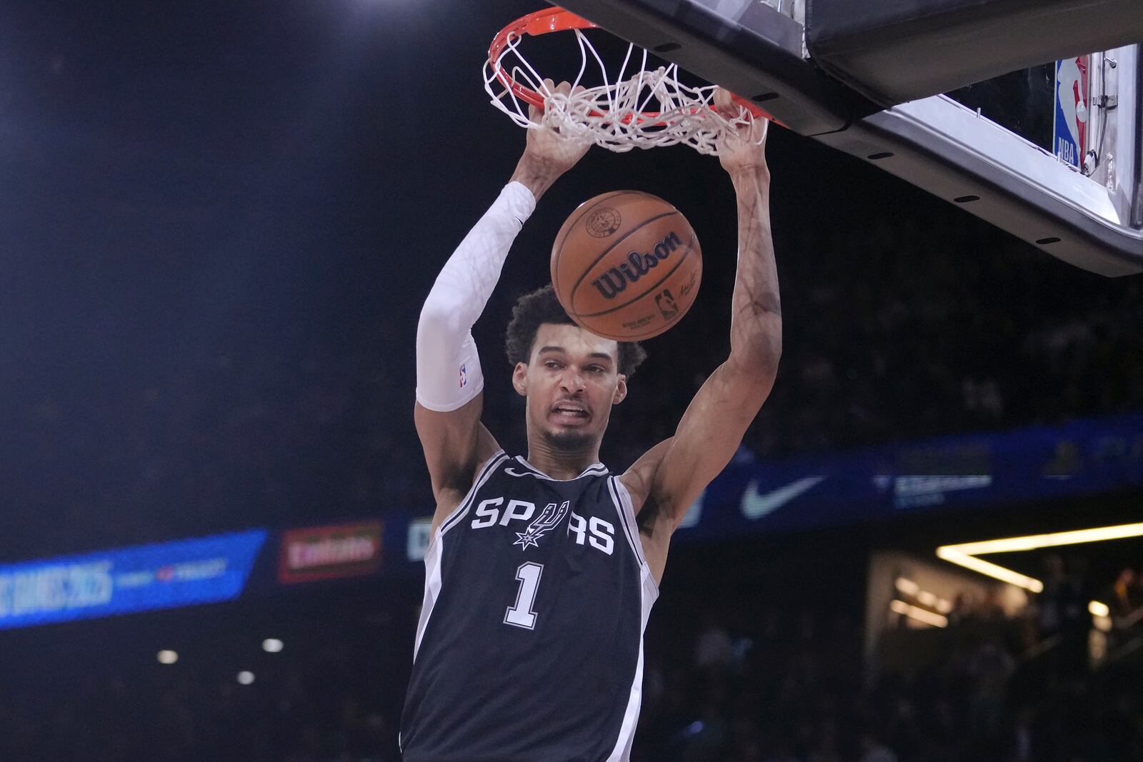 San Antonio Spurs center Victor Wembanyama (1) dunks against the Indiana Pacers during the second half of a Paris Games 2025 NBA basketball game in Paris, Thursday, Jan. 23, 2025. (AP Photo/Thibault Camus)