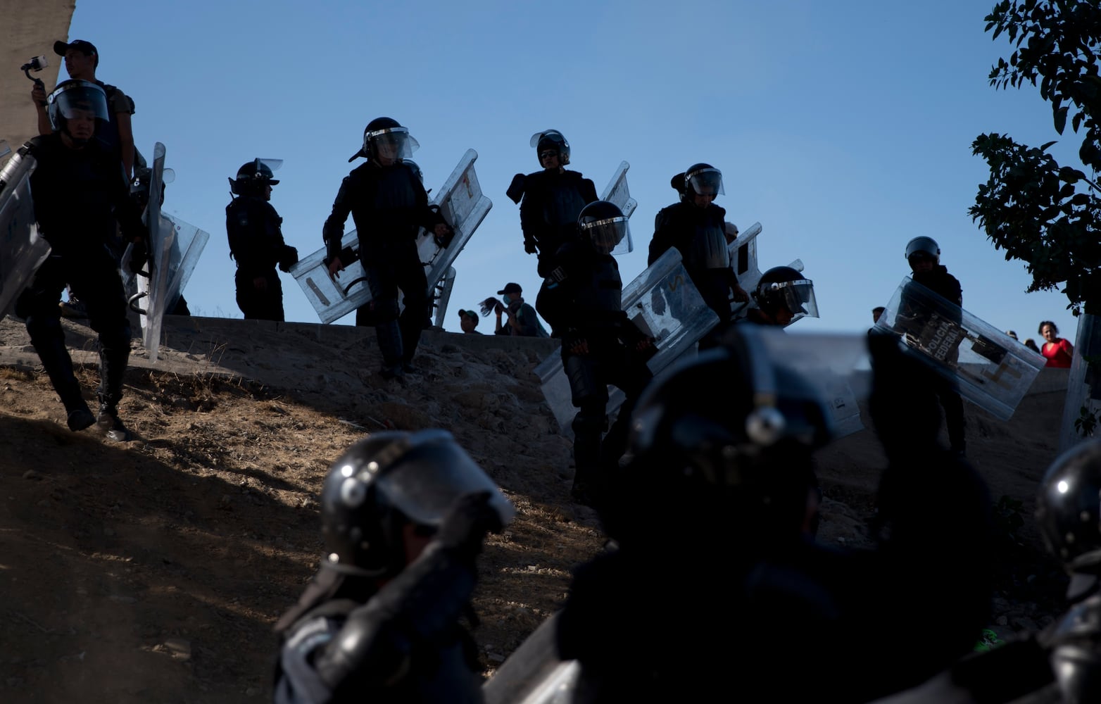 Migrants, authorities clash on US-Mexico border