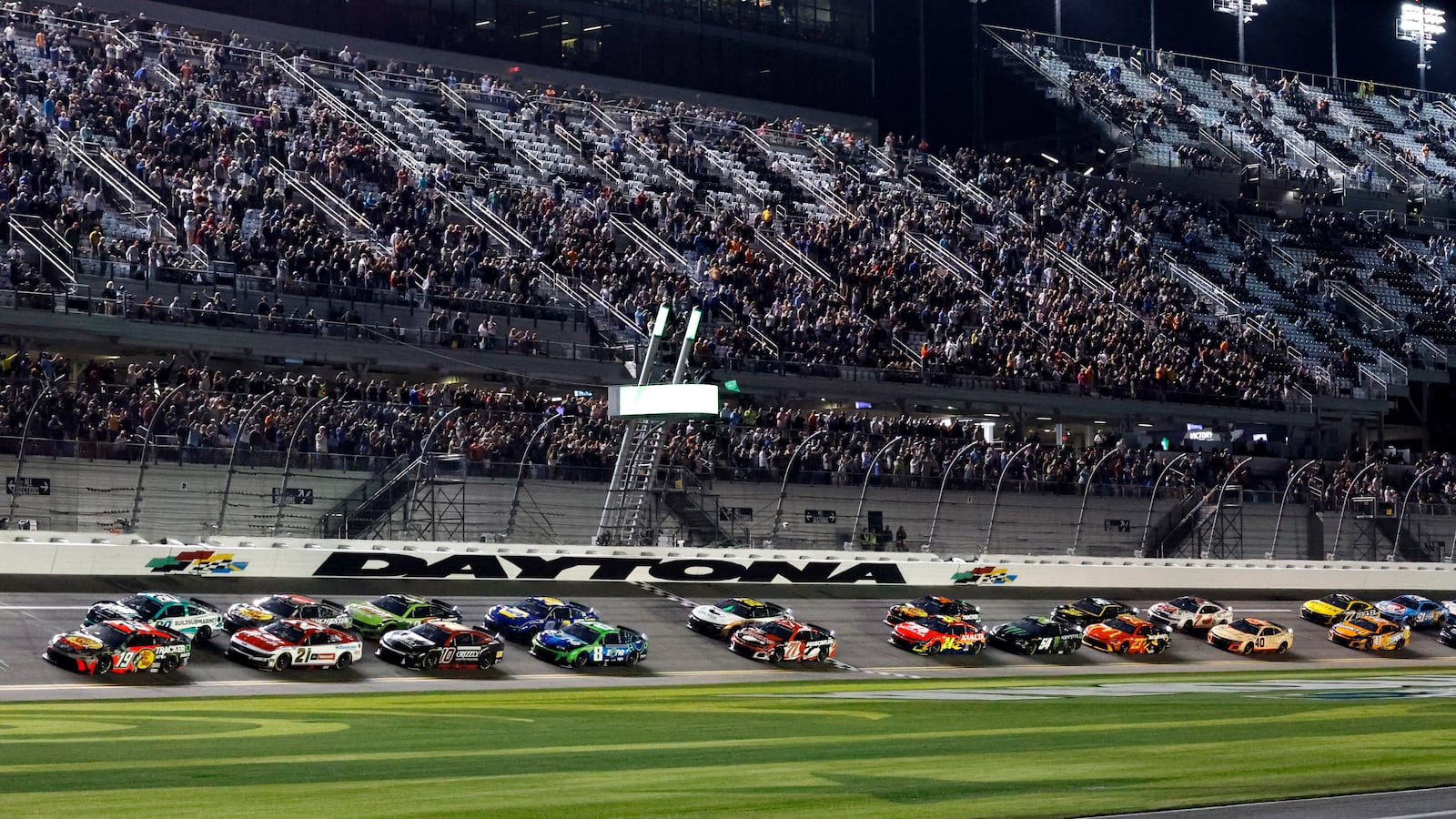 Chase Briscoe (19) far left, and Ryan Preece, second from left, lead the field to start the first of two NASCAR Daytona 500 qualifying auto races at Daytona International Speedway, Thursday, Feb. 13, 2025, in Daytona Beach, Fla. (AP Photo/Terry Renna)