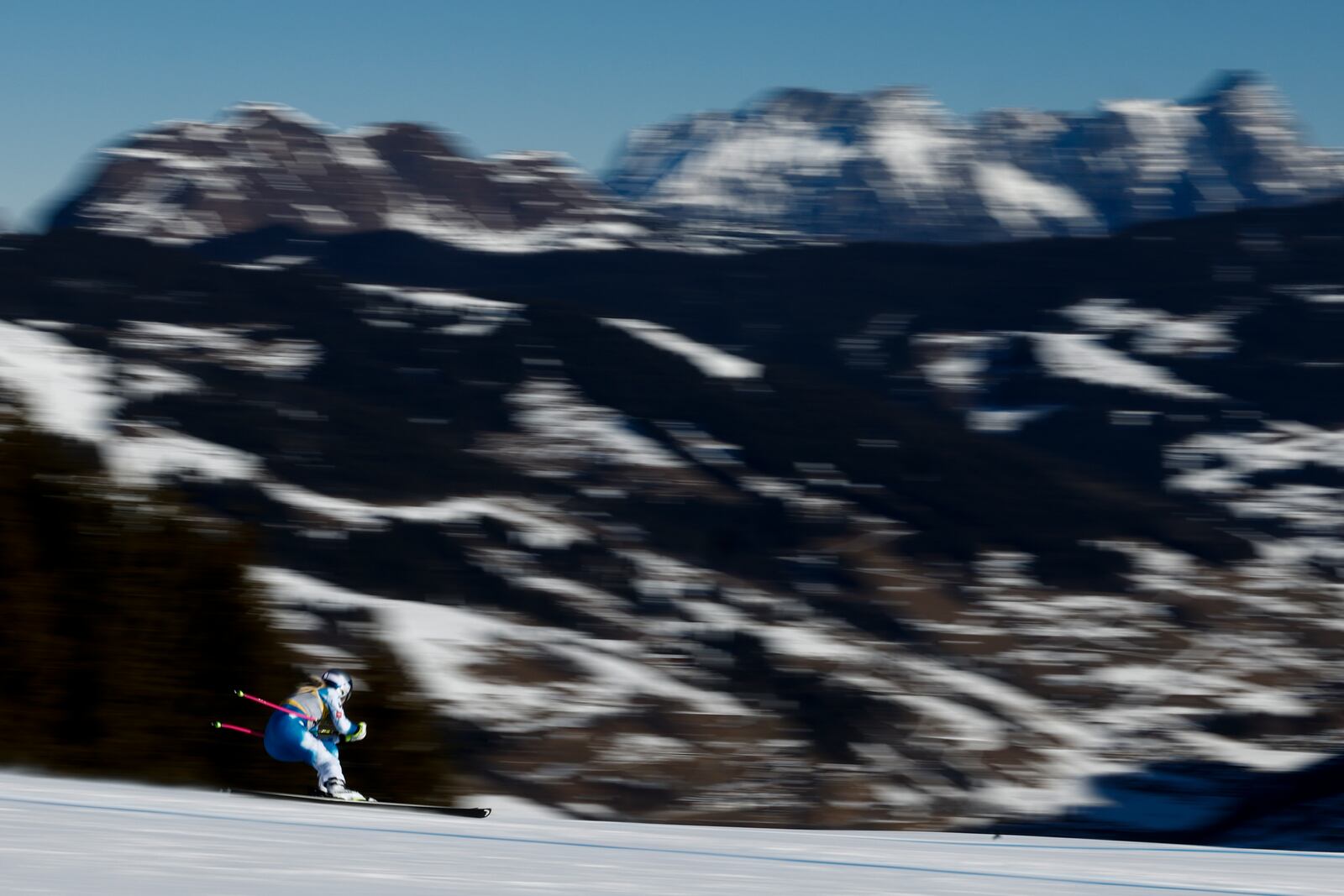 United States' Lindsey Vonn speeds down the course during a women's downhill training, at the Alpine Ski World Championships, in Saalbach-Hinterglemm, Austria, Wednesday, Feb. 5, 2025. (AP Photo/Gabriele Facciotti)