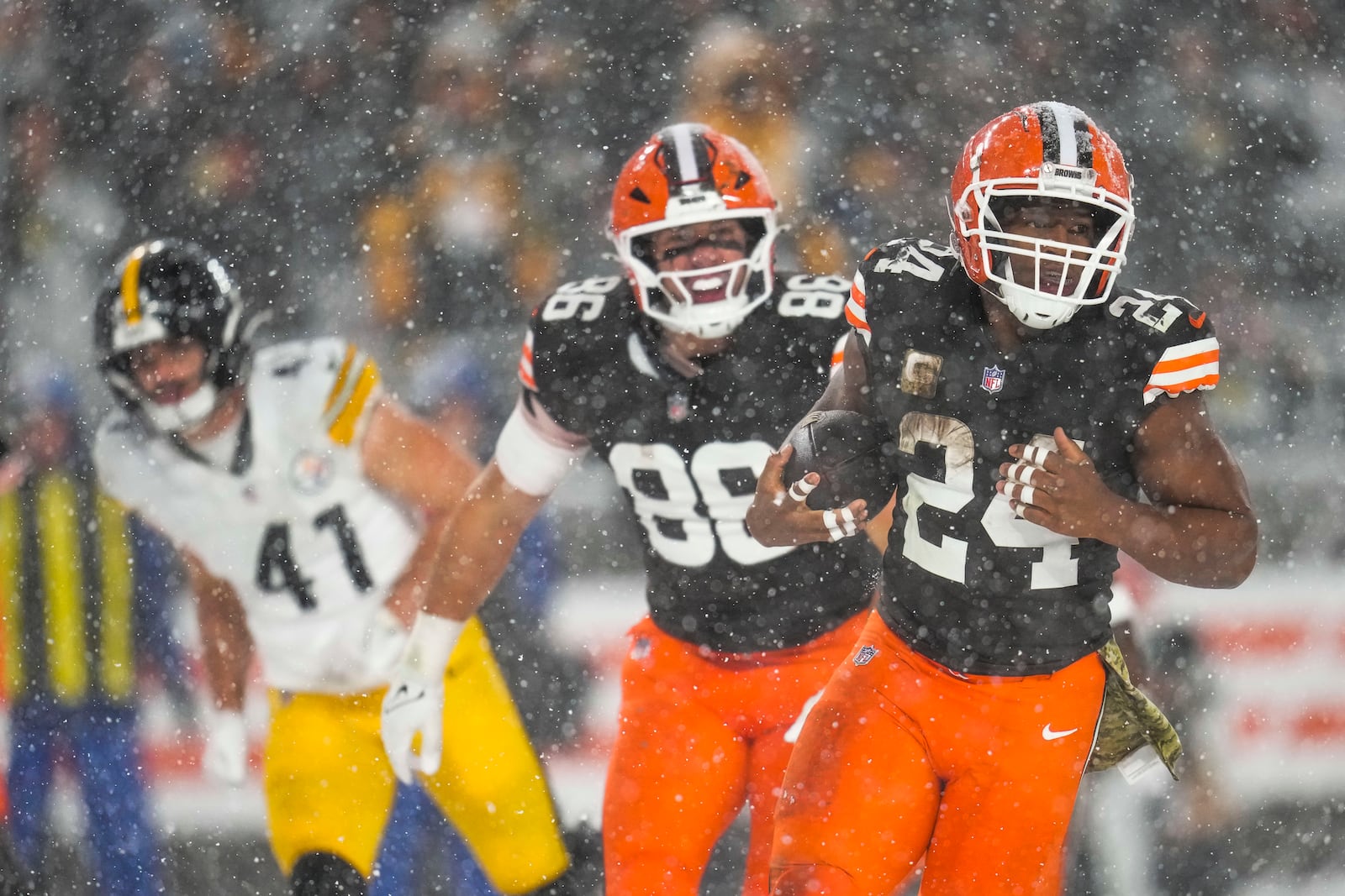 Cleveland Browns running back Nick Chubb (24) carries for a touchdown in the second half of an NFL football game against the Pittsburgh Steelers, Thursday, Nov. 21, 2024, in Cleveland. (AP Photo/Sue Ogrocki)