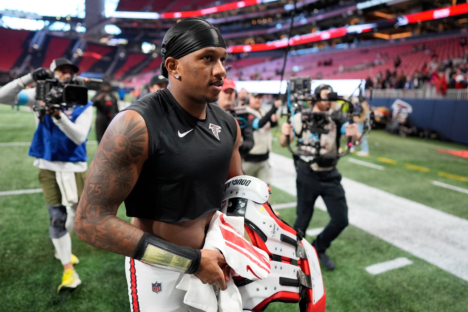 Atlanta Falcons quarterback Michael Penix Jr. (9) walk off the field after an NFL football game against the New York Giants in Atlanta, Sunday, Dec. 22, 2024. (AP Photo/Mike Stewart)