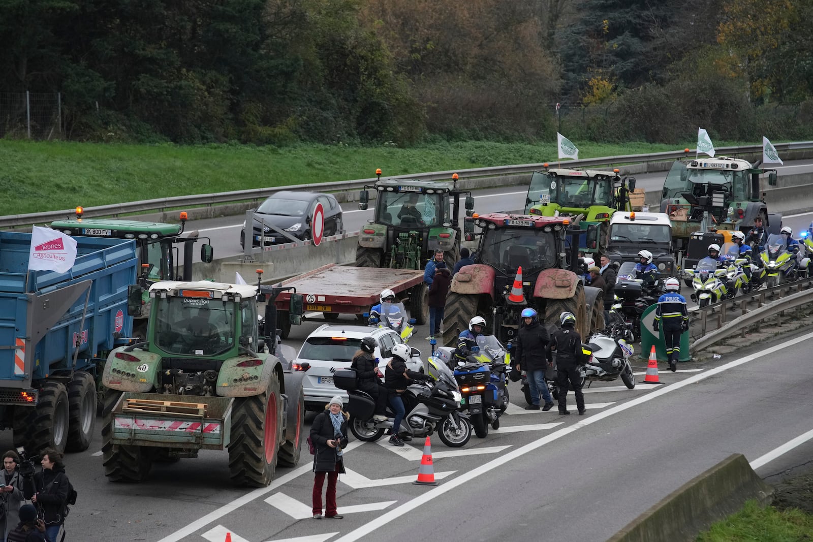 Farmers block a speedway to protest the EU-Mercosur trade agreement, Monday, Nov. 18, 2024 in Velizy-Villacoublay outside Paris. (AP Photo/Christophe Ena)