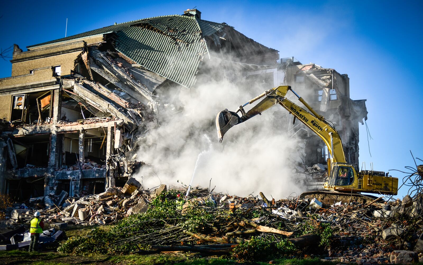 Demolition crews continue to work on taking down the old Vail Middle School Wednesday, Nov. 7 in Middletown. The main section of the building was being demolished Wednesday. NICK GRAHAM/STAFF