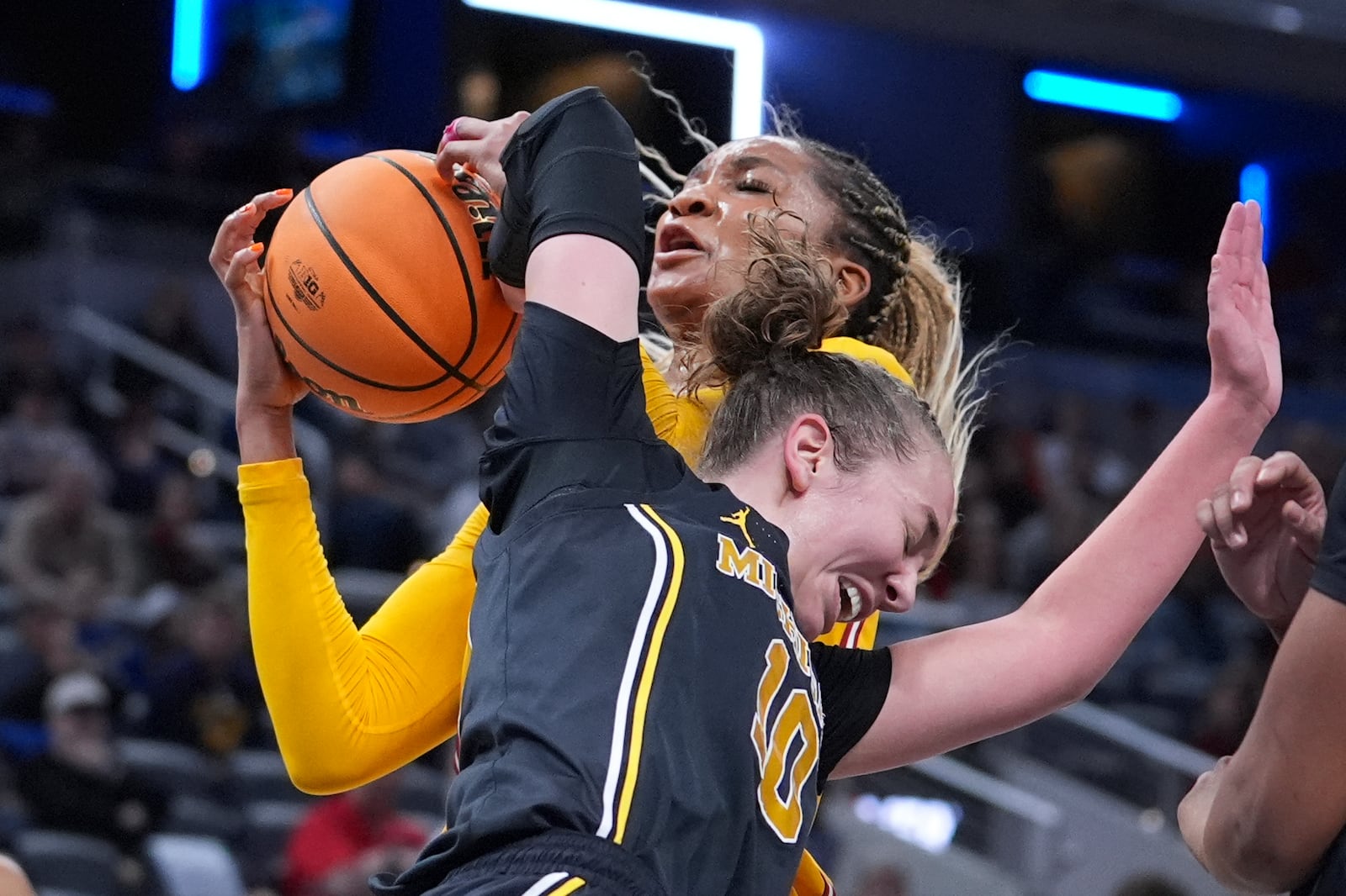 Southern California forward Kiki Iriafen (44) and Michigan guard Jordan Hobbs (10) battle for the ball during the first half of an NCAA college basketball game in the semifinals of the Big Ten Conference tournament in Indianapolis, Saturday, March 8, 2025. (AP Photo/Michael Conroy)