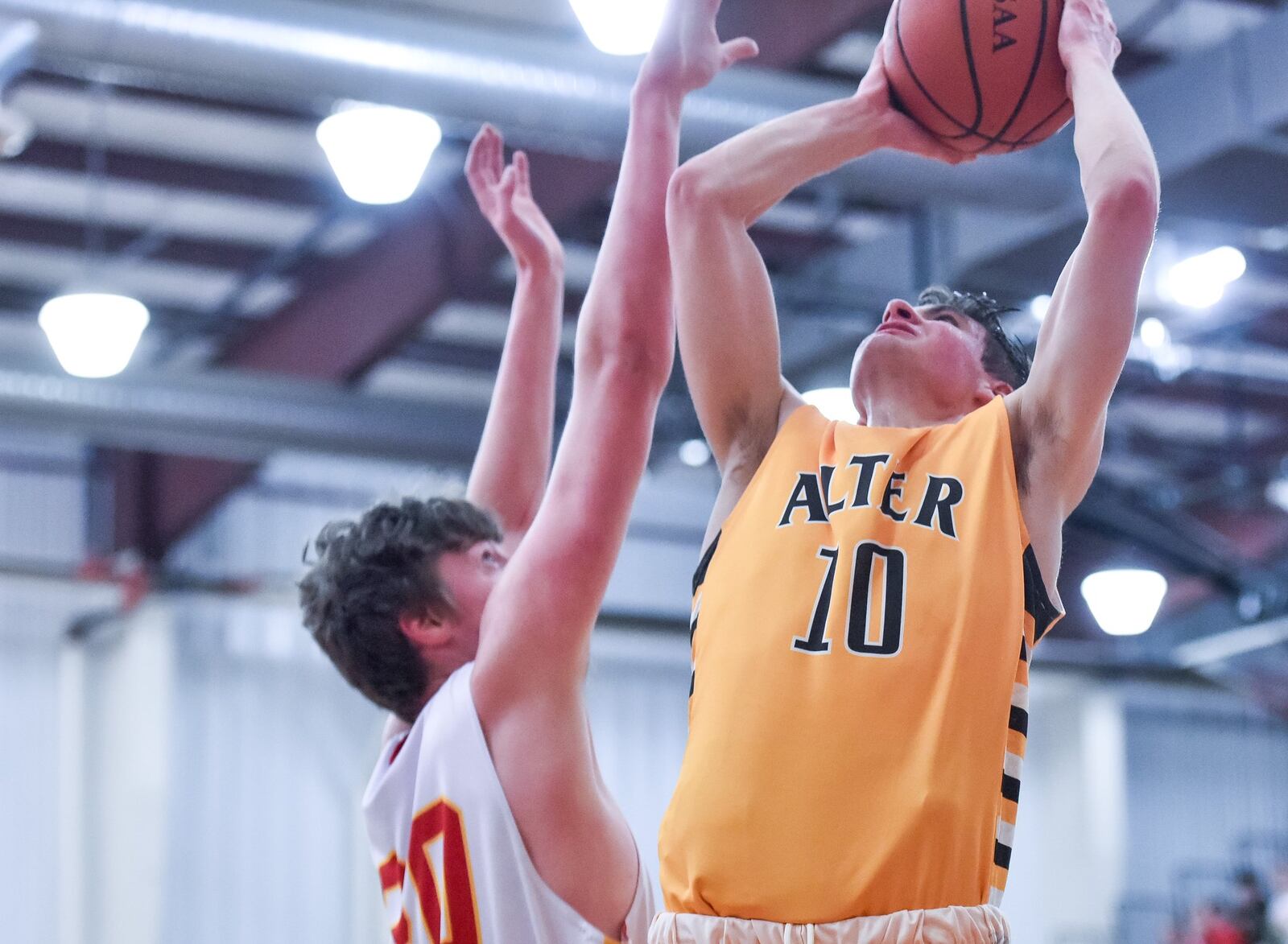 Alter’s Stephen Harker puts up a shot defended by Fenwick’s A.J. Braun during Friday night’s game in Middletown. Alter won 56-38. NICK GRAHAM/STAFF