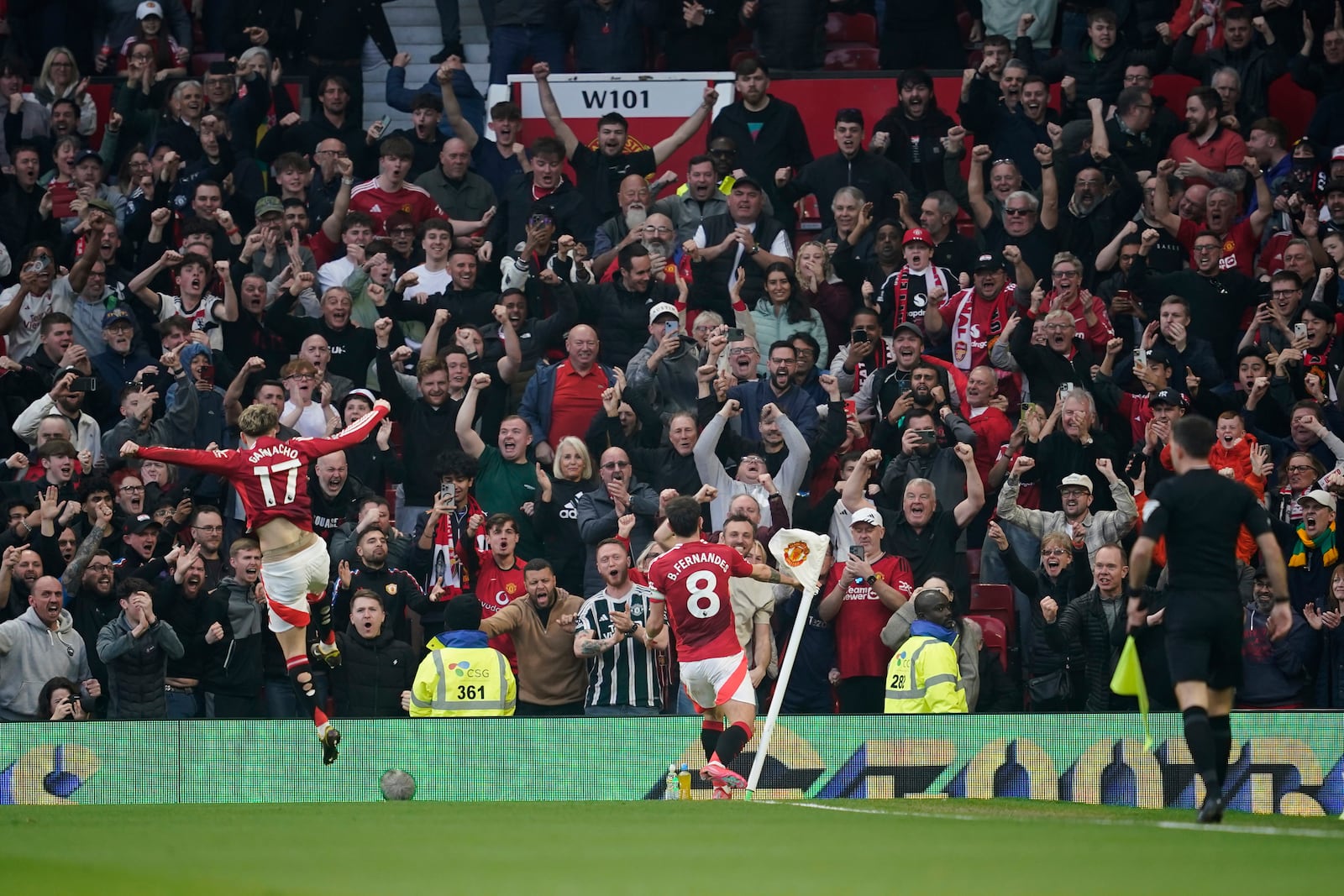 Manchester United's Bruno Fernandes, center, celebrates scoring his side's opening goal during the English Premier League soccer match between Manchester United and Arsenal at Old Trafford stadium in Manchester, England, Sunday, March 9, 2025. (AP Photo/Dave Thompson)