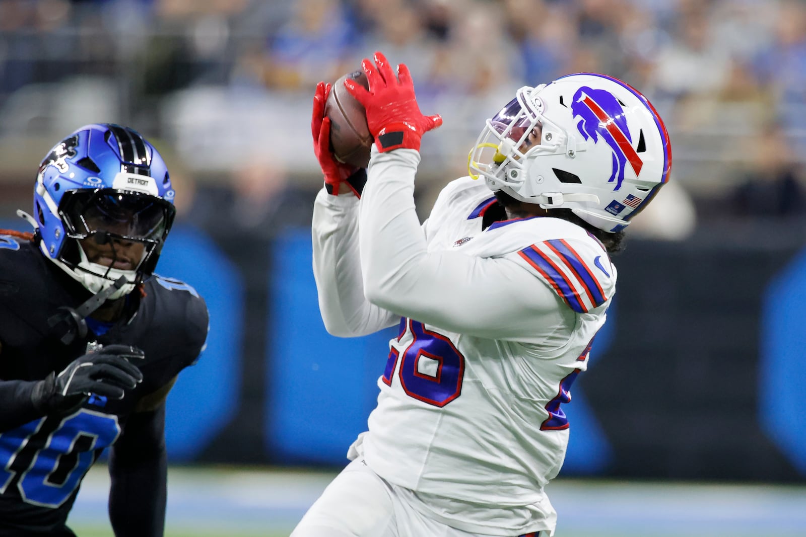 Buffalo Bills running back Ty Johnson, right, catches a pass in front of Detroit Lions linebacker Kwon Alexander during the first half of an NFL football game, Sunday, Dec. 15, 2024, in Detroit. (AP Photo/Duane Burleson)