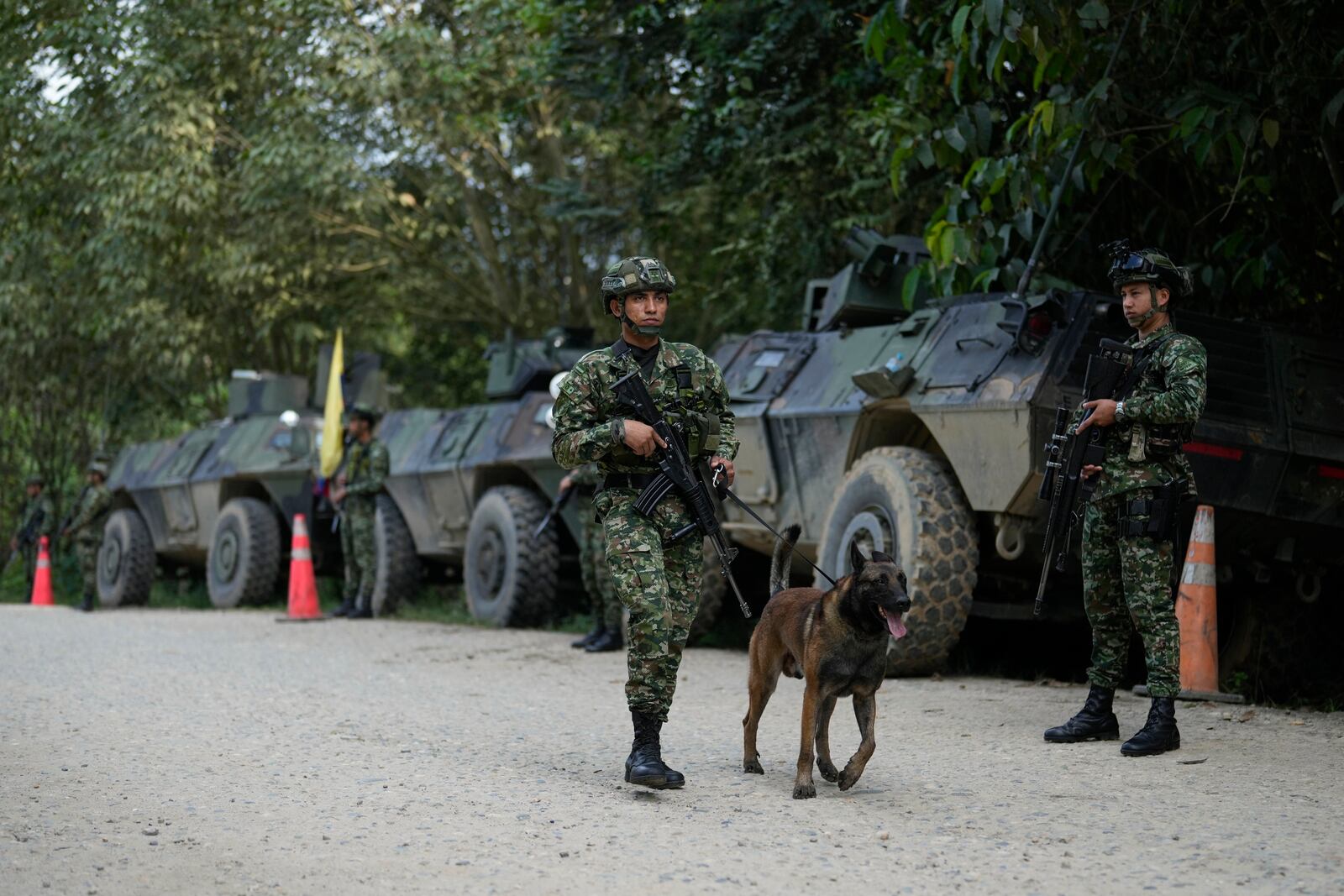 Soldiers patrol a road in Tibu in Colombia's northeastern Catatumbo region, Monday, Jan. 20, 2025, where dozens have been killed amid clashes between the National Liberation Army (ELN) and former members of the Revolutionary Armed Forces of Colombia (FARC). (AP Photo/Fernando Vergara)