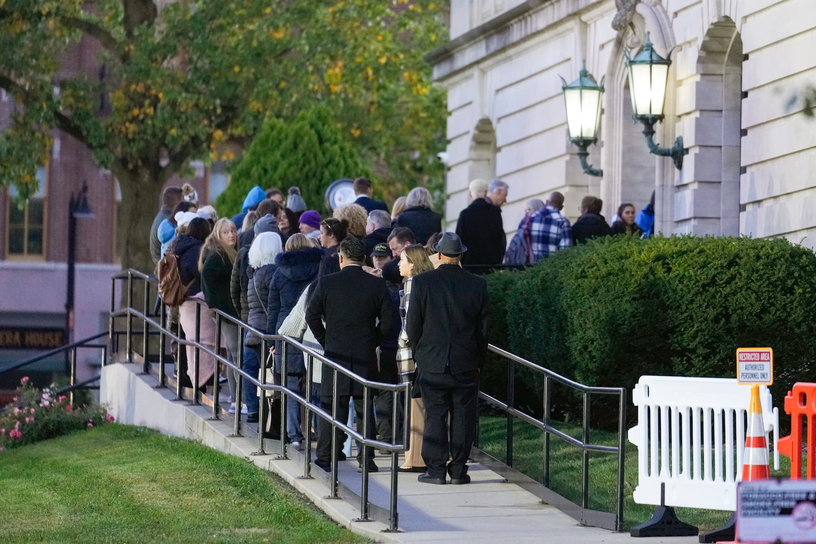 Spectators line up to enter the Carroll County Courthouse for the trail of Richard Allen, accused in the the 2017 slayings of two teenage girls, in Delphi, Ind., Friday, Oct. 18, 2024. (AP Photo/Michael Conroy)