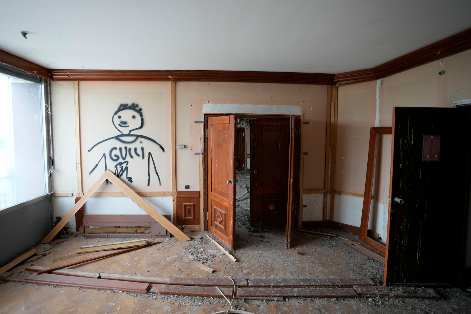 A view of the presidential suite showing graffiti at Hotel Yugoslavia, once a symbol of progress in the former socialist state of Yugoslavia that broke apart in the 1990s and a favorite gathering place for local residents as well as world leaders, in Belgrade, Serbia, Thursday, Oct. 3, 2024. (AP Photo/Darko Vojinovic)