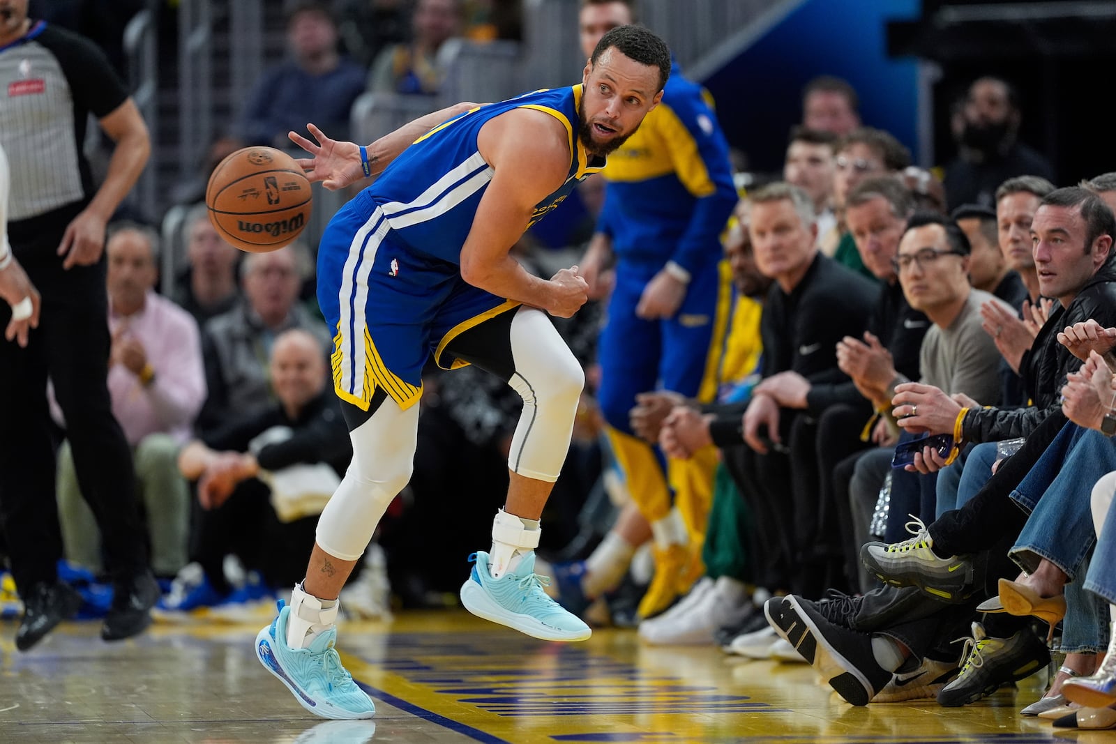 Golden State Warriors guard Stephen Curry keeps the ball inbounds during the first half of an NBA basketball game against the Denver Nuggets, Monday, March 17, 2025, in San Francisco. (AP Photo/Godofredo A. Vásquez)