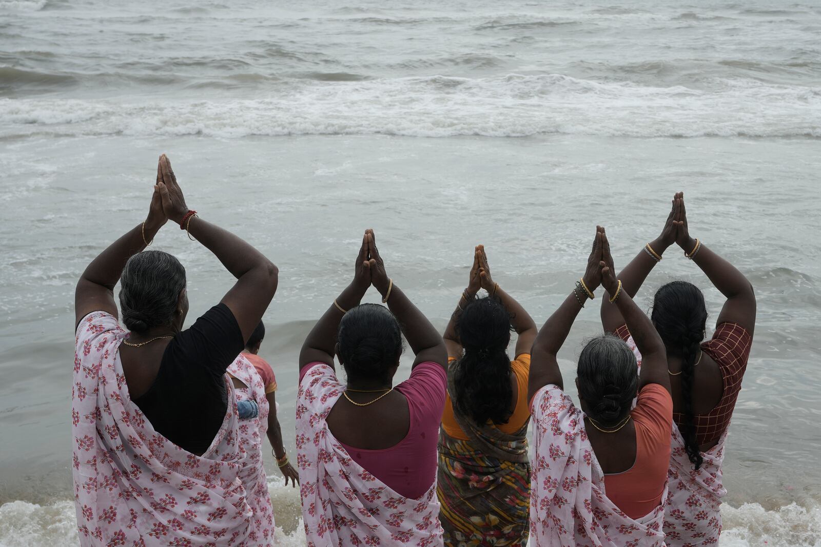 Indians offer tributes in remembrance of victims of the 2004 tsunami on the 20th anniversary of the tragedy, at Marina Beach in Chennai, India, Thursday, Dec. 26, 2024. (AP Photo/Mahesh Kumar A.)