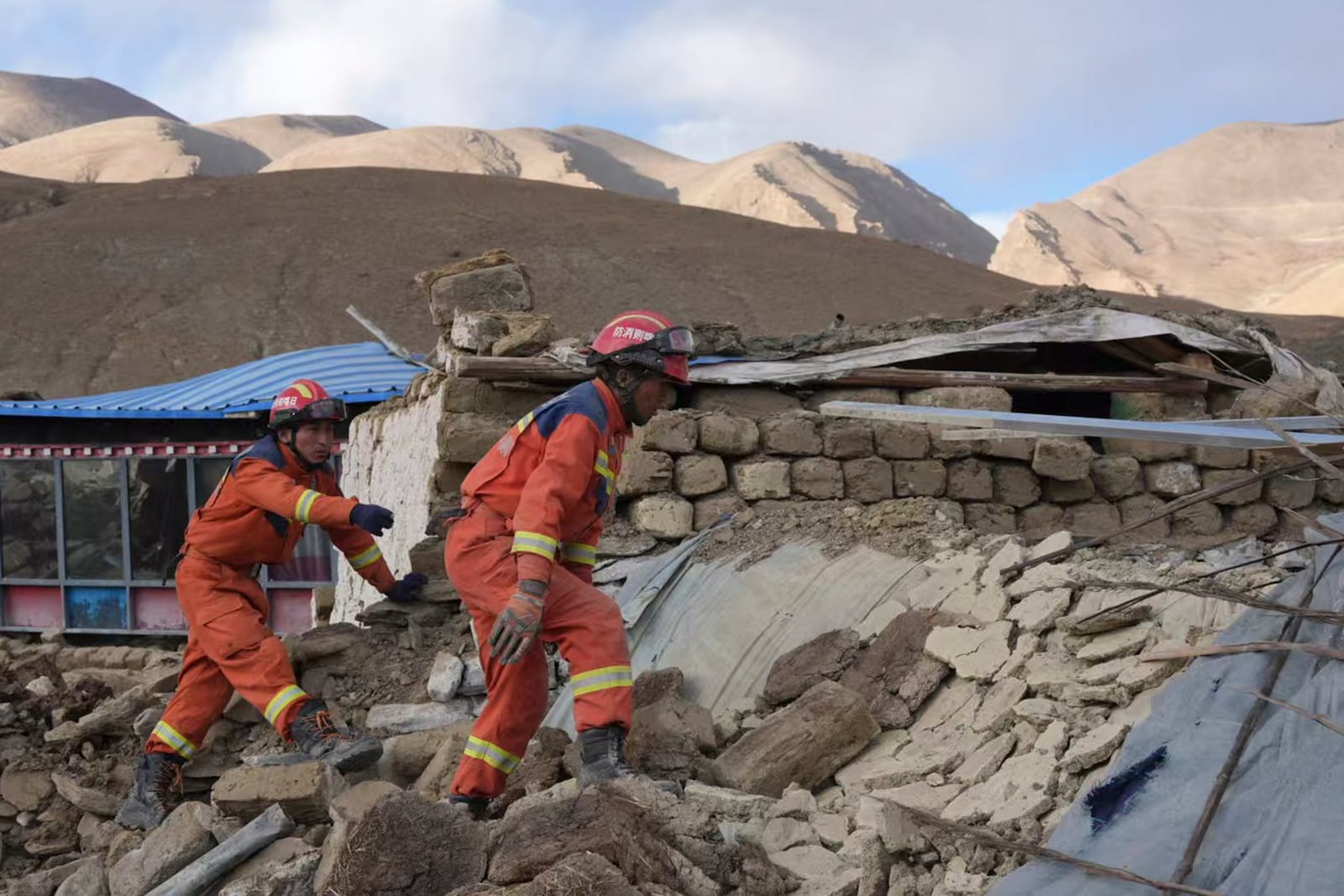 In this photo released by Xinhua News Agency, rescue workers conduct search and rescue for survivors in the aftermath of an earthquake in Changsuo Township of Dingri in Xigaze, southwestern China's Tibet Autonomous Region on Tuesday, Jan. 7, 2025. (Jigme Dorje/Xinhua via AP)