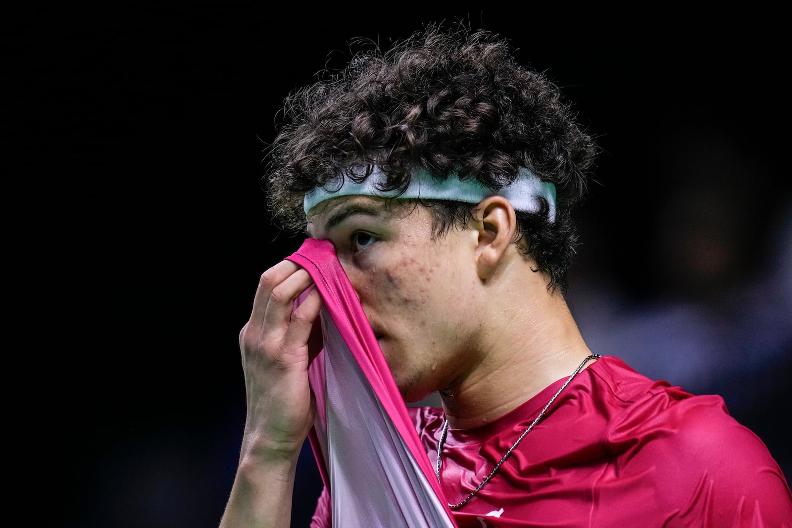 Ben Shelton of the United States gestures as he plays Australia's Athanasios Kokkinakis during a Davis Cup quarterfinal match at the Martin Carpena Sports Hall, in Malaga, southern Spain, on Thursday, Nov. 21, 2024. (AP Photo/Manu Fernandez)