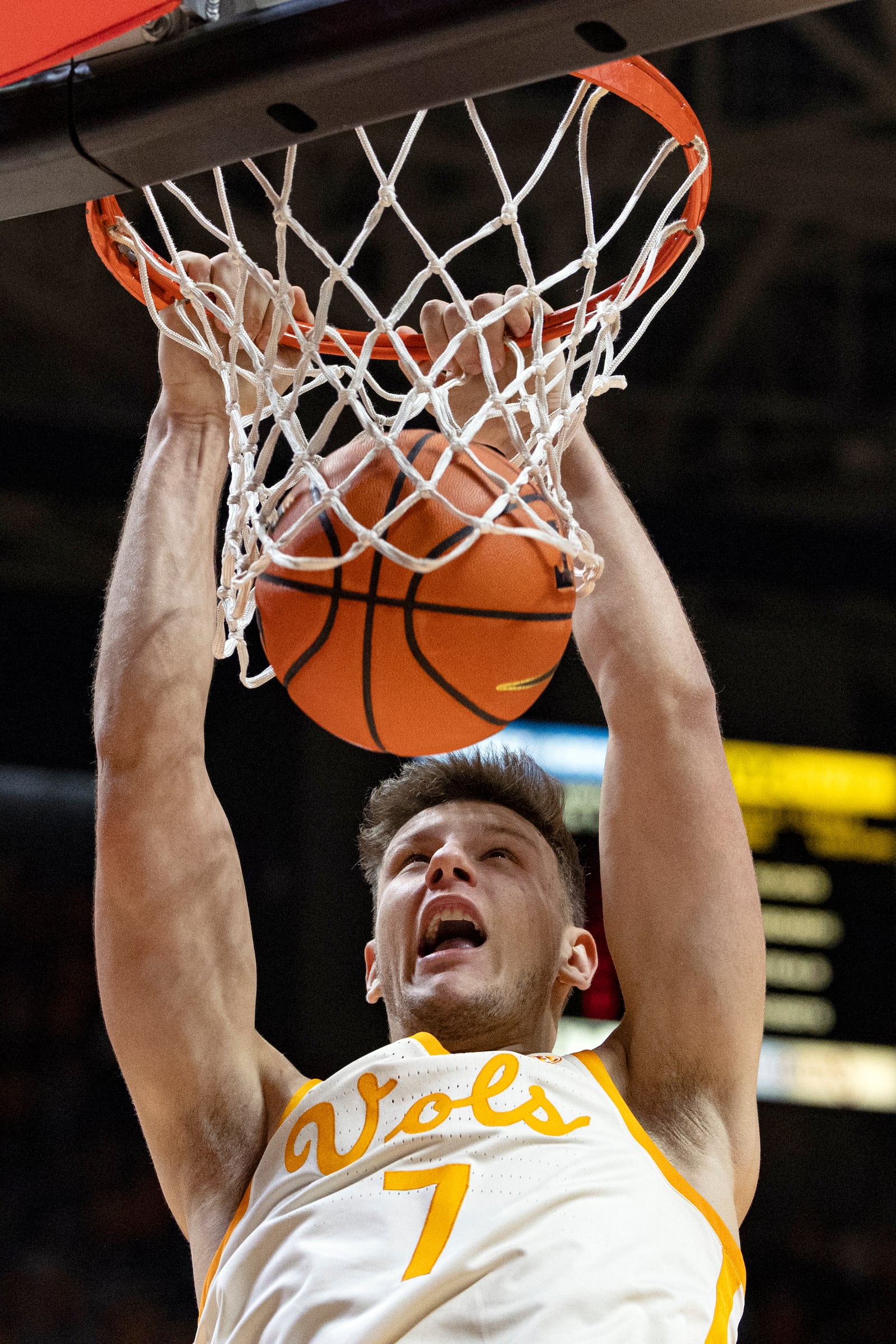 Tennessee forward Igor Milicic Jr. (7) dunks during the first half of an NCAA college basketball game against Arkansas, Saturday, Jan. 4, 2025, in Knoxville, Tenn. (AP Photo/Wade Payne)