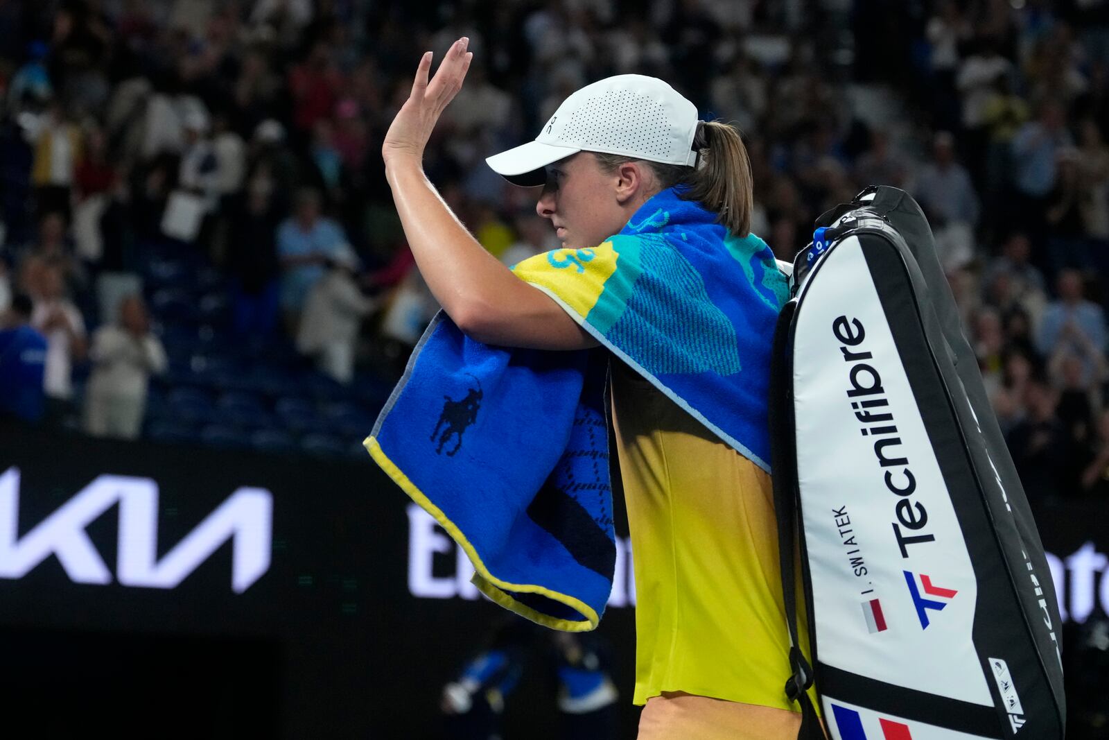 Iga Swiatek of Poland waves as she leaves Rod Laver Arena following semifinal loss to Madison Keys of the U.S. at the Australian Open tennis championship in Melbourne, Australia, early Friday, Jan. 24, 2025. (AP Photo/Asanka Brendon Ratnayake)