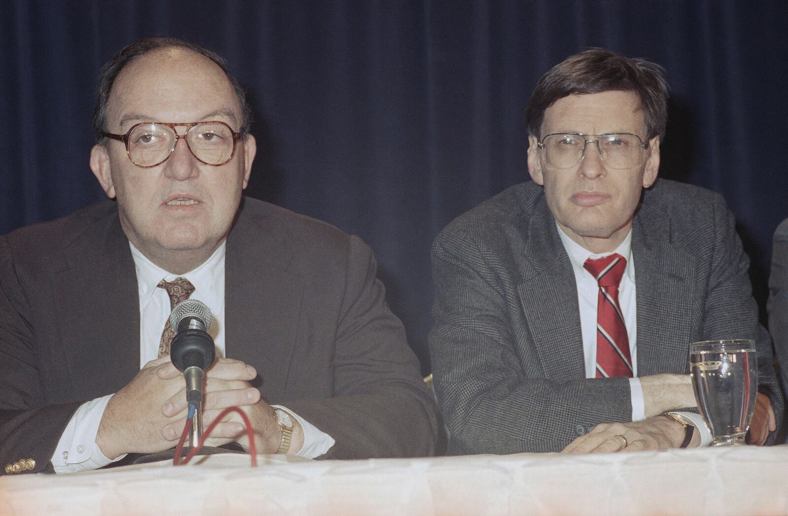 FILE - Baseball Commissioner Fay Vincent announces the settlement of the 32-day lockout after players and owners agreed to a four-year contract in New York, March 19, 1990. At right is Milwaukee Brewers' President Bud Selig. (AP Photo/Frankie Ziths, File)