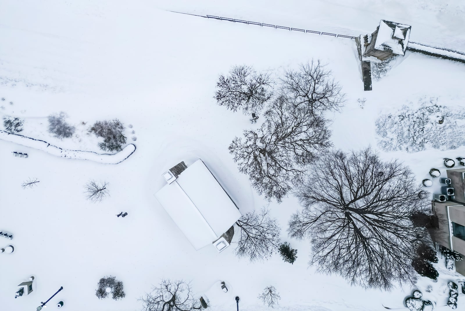 Snow covers ground and rooftops Tuesday morning, Jan. 7, 2025 in Hamilton. NICK GRAHAM/STAFF