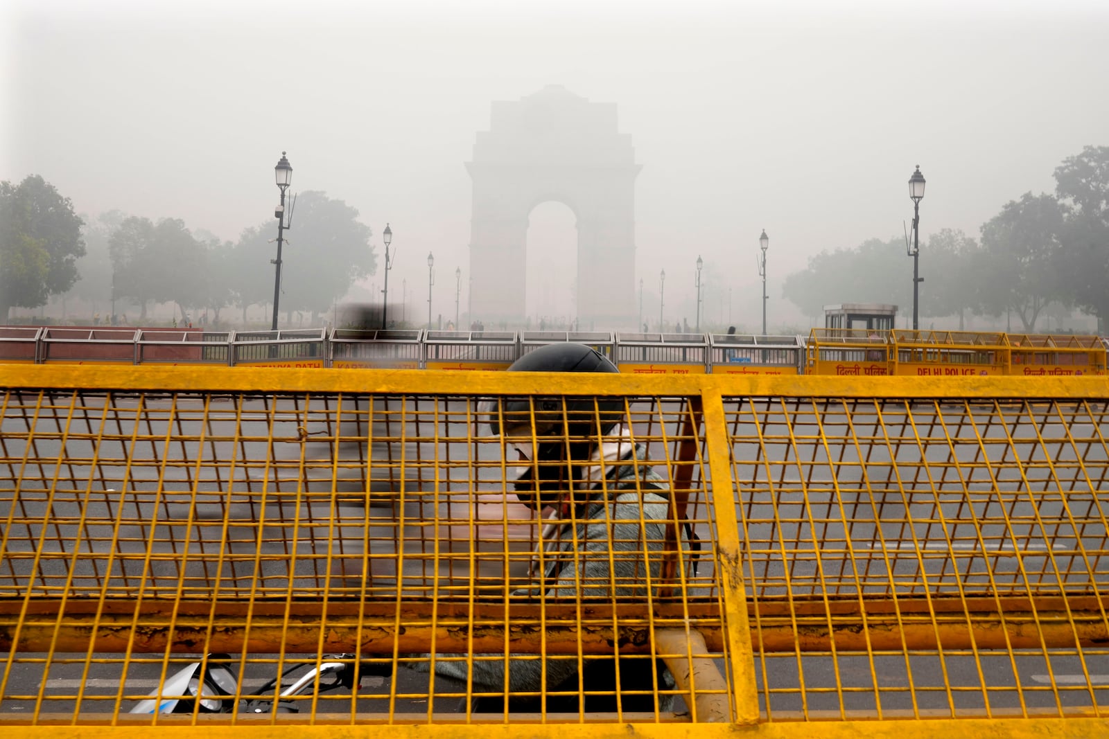 A commuter drives amidst a thick layer of smog as air pollution shoots up in New Delhi, India, Monday, Nov. 18, 2024. (AP Photo/Manish Swarup)