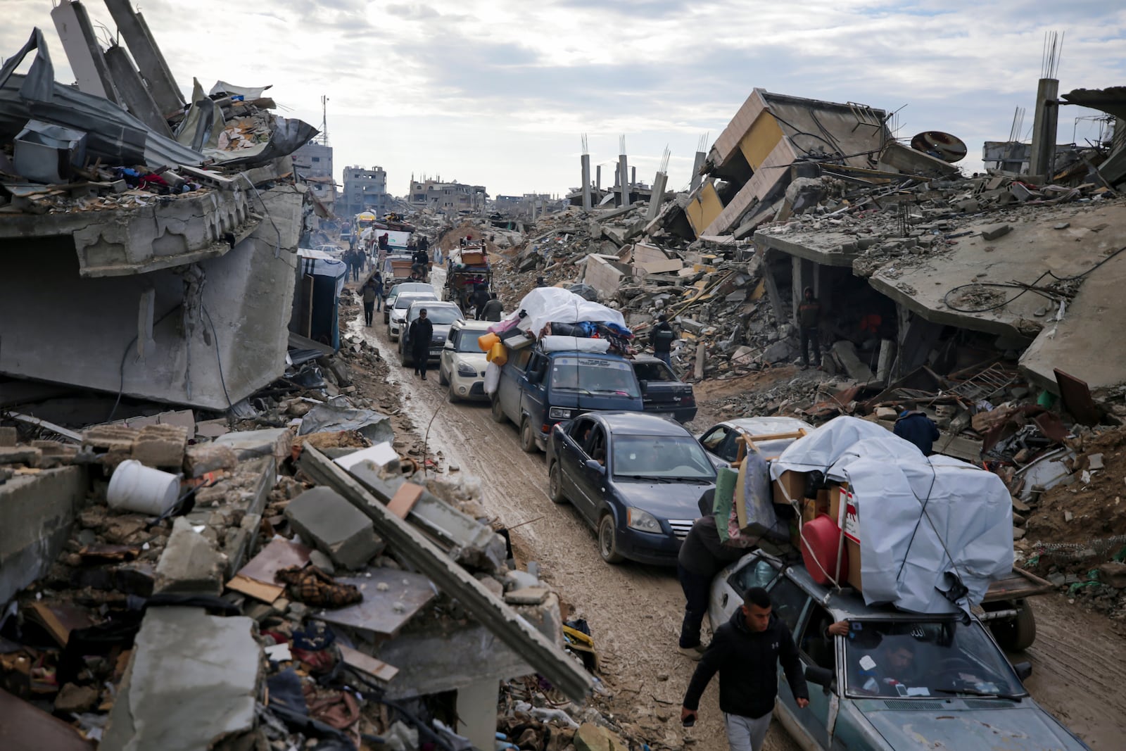 Displaced Palestinians make their way from central Gaza to their homes in the northern Gaza Strip, Monday, Feb. 10, 2025. (AP Photo/Jehad Alshrafi)