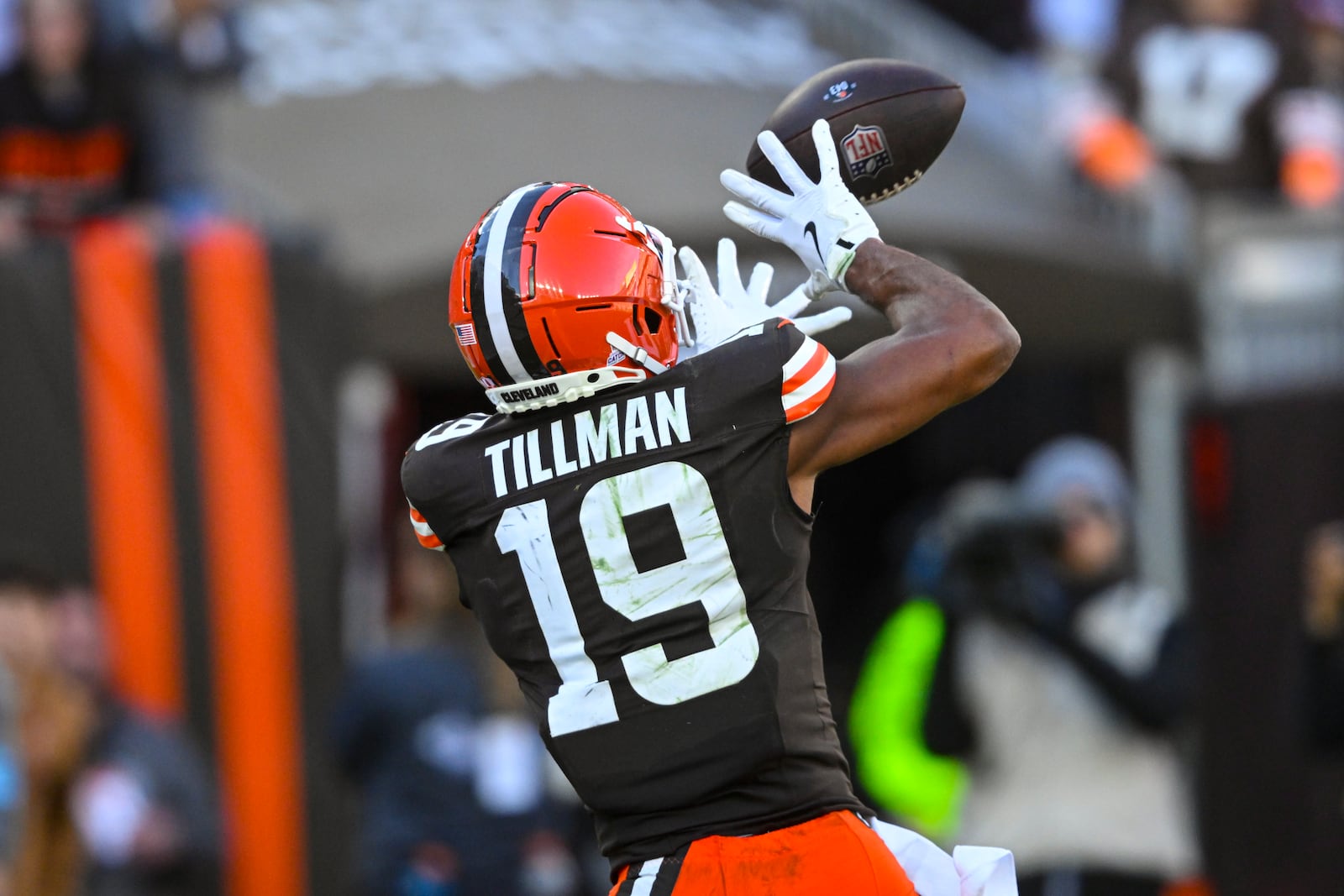 Cleveland Browns wide receiver Cedric Tillman (19) makes a catch for a touchdown against the Baltimore Ravens during the second half of an NFL football game in Cleveland, Sunday, Oct. 27, 2024. (AP Photo/David Richard)