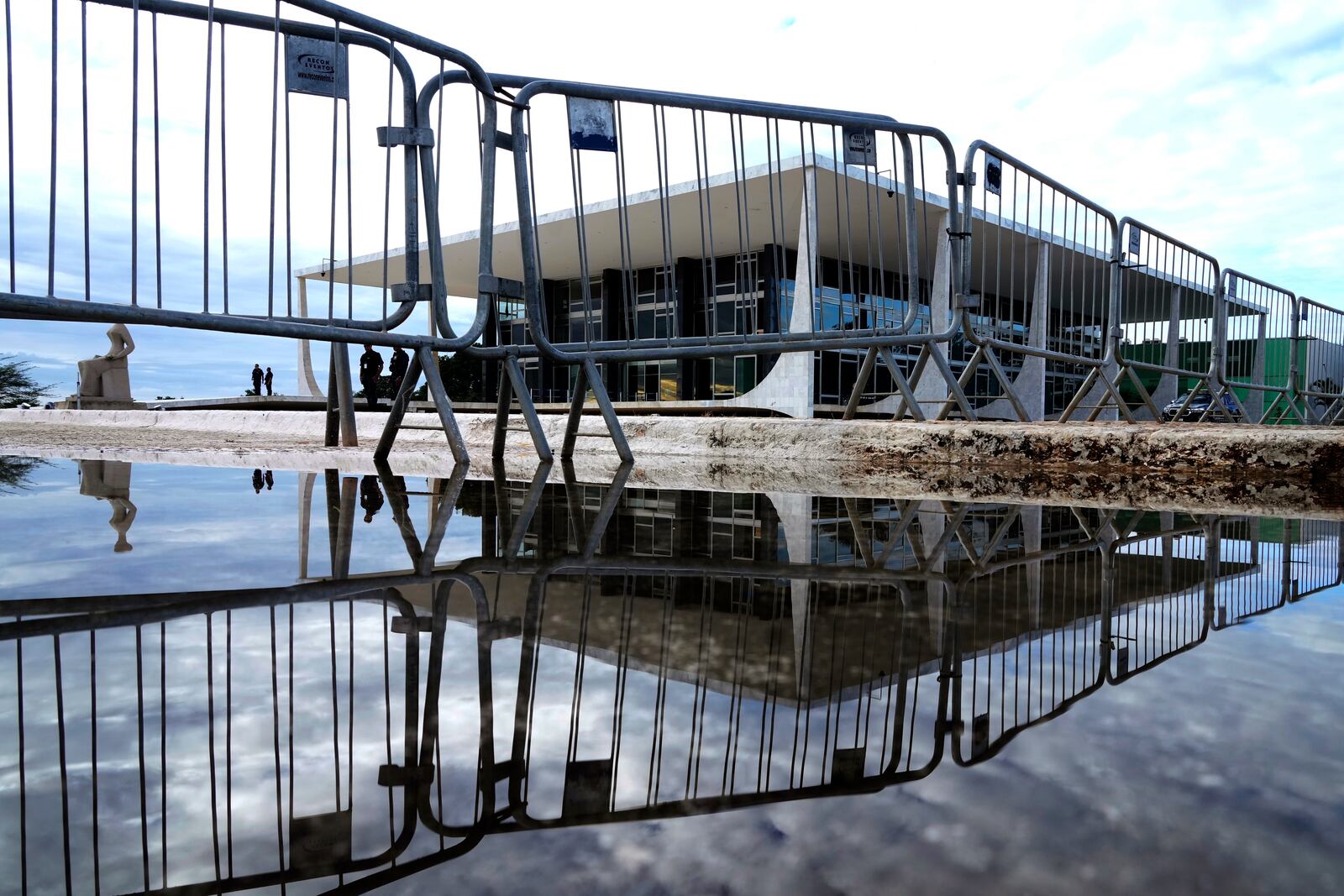 Gates line the perimeter of the Supreme Court in Brasilia, Brazil, Tuesday, March 25, 2025, the day the trial of Brazil's former President Jair Bolsonaro begins. (AP Photo/Eraldo Peres)