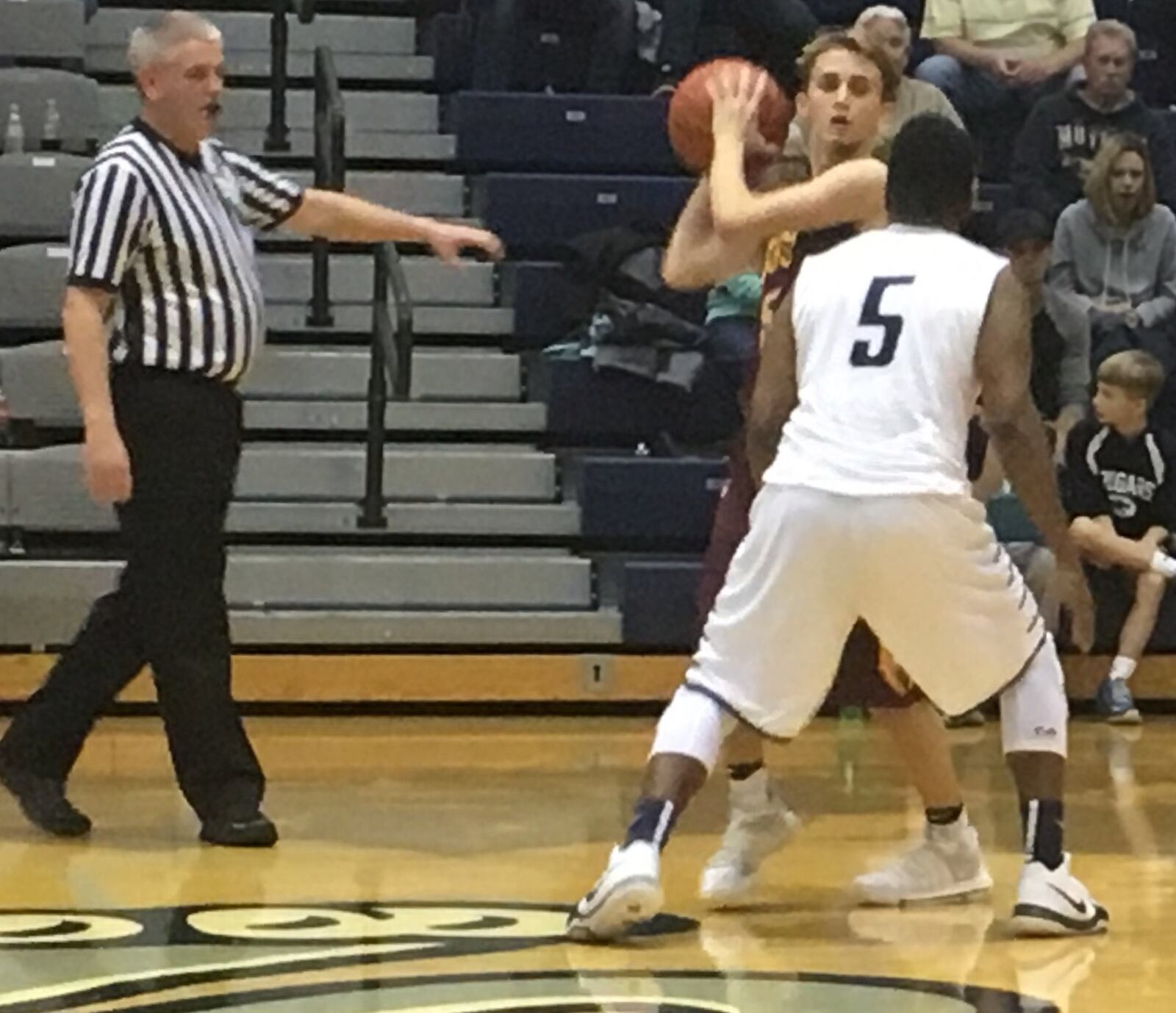 Ben Yeager of Ross (with ball) is guarded by Edgewood’s Tyrevis Hill on Friday night at Ron Kash Court in Trenton. RICK CASSANO/STAFF