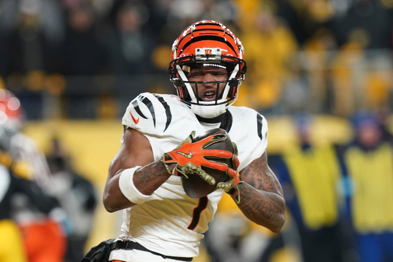 Cincinnati Bengals wide receiver Ja'Marr Chase (1) catches a pass for a touchdown during the first half of an NFL football game against the Pittsburgh Steelers in Pittsburgh, Saturday, Jan. 4, 2025. (AP Photo/Matt Freed)