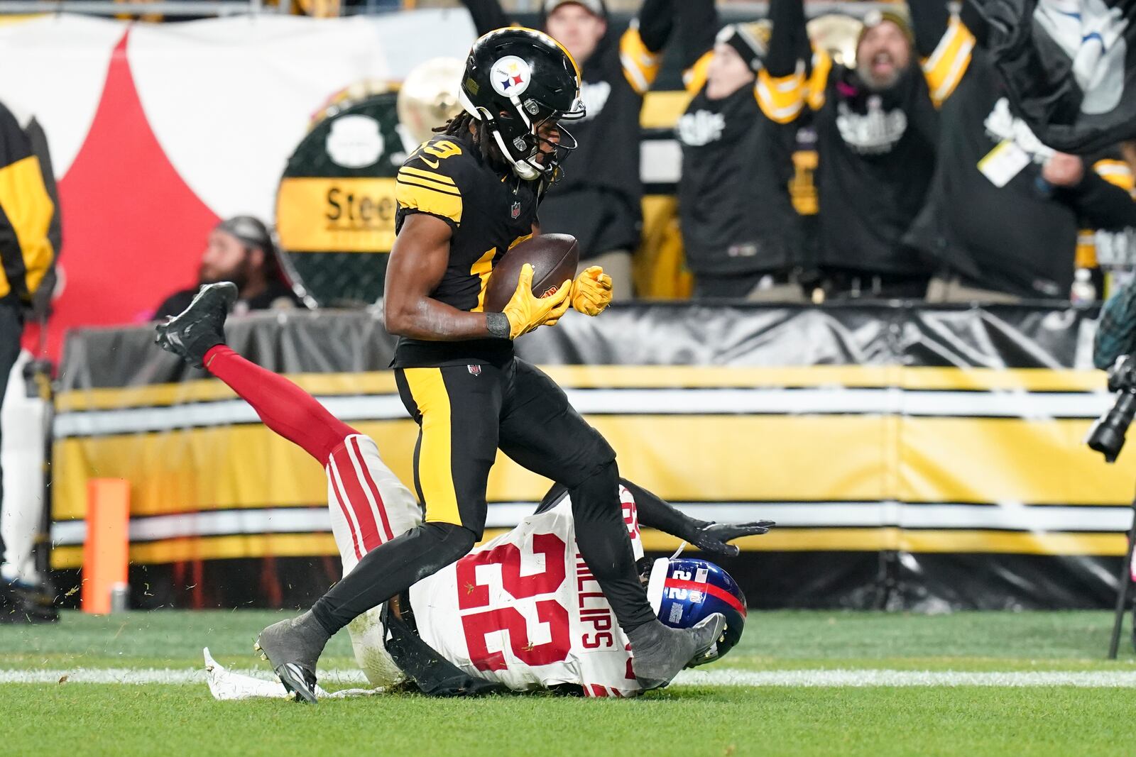 Pittsburgh Steelers wide receiver Calvin Austin III catches a touchdown over New York Giants cornerback Dru Phillips (22) during the second half of an NFL football game Monday, Oct. 28, 2024, in Pittsburgh. (AP Photo/Matt Freed)