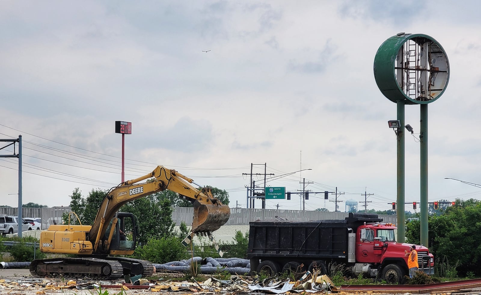 Popeye's Louisiana Kitchen and Dunkin' will be built at 7412 Tylersville Road near Interstate 75, site of the former Perkin's restaurant. The restaurants are scheduled to open later this year. NICK GRAHAM/STAFF