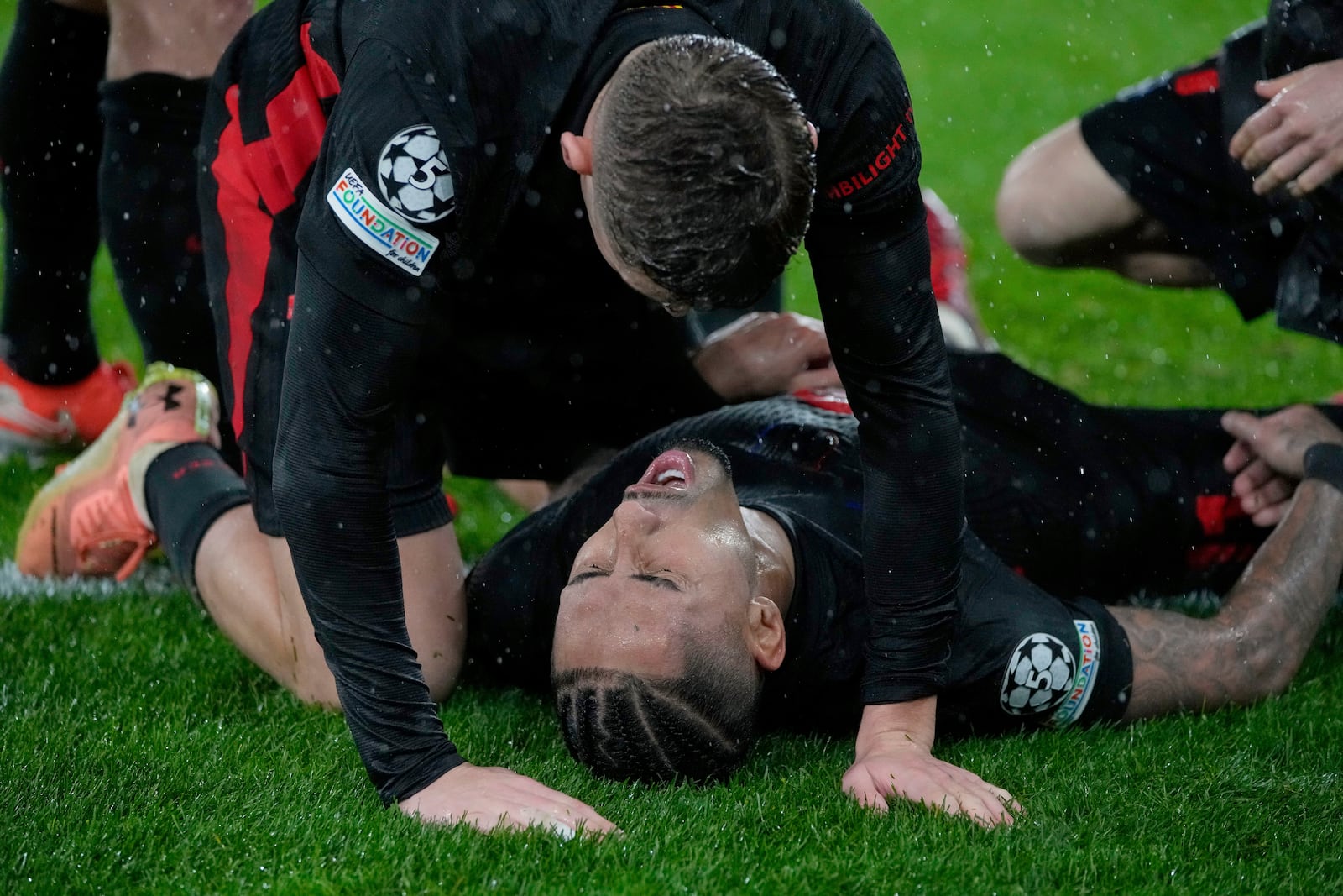 Barcelona's Raphinha celebrates his side's fifth goal during a Champions League opening phase soccer match between SL Benfica and FC Barcelona at the Luz stadium in Lisbon, Tuesday, Jan. 21, 2025. (AP Photo/Armando Franca)