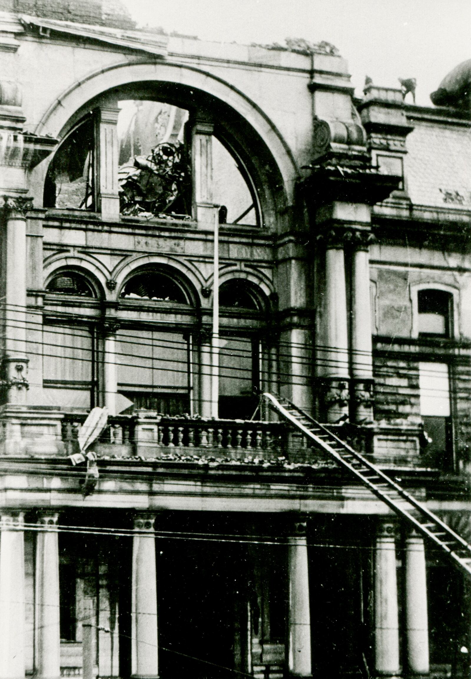 Photo of the historic Butler County courthouse fire on March 14, 1912  in Hamilton.  JOURNAL-NEWS FILE PHOTO