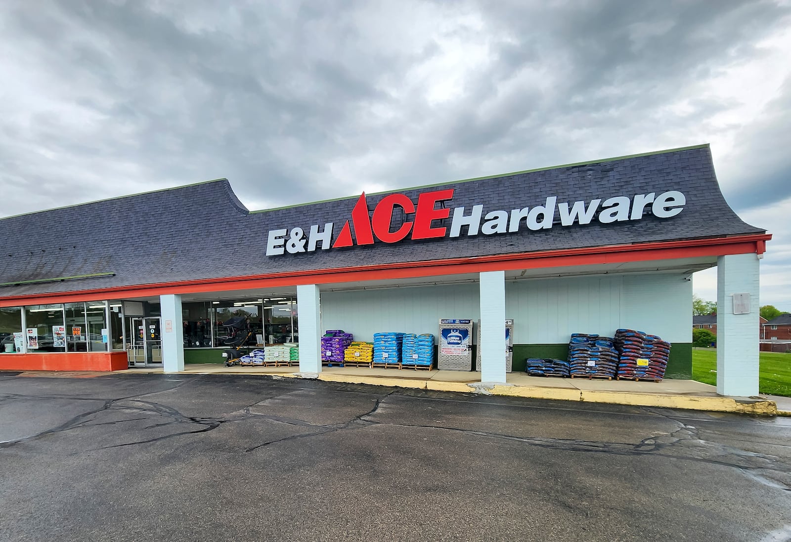 A chain cutting was held for the new E&H Ace Hardware at 1500 Plaza Drive in Hamilton Friday, April 21, 2023. NICK GRAHAM/STAFF