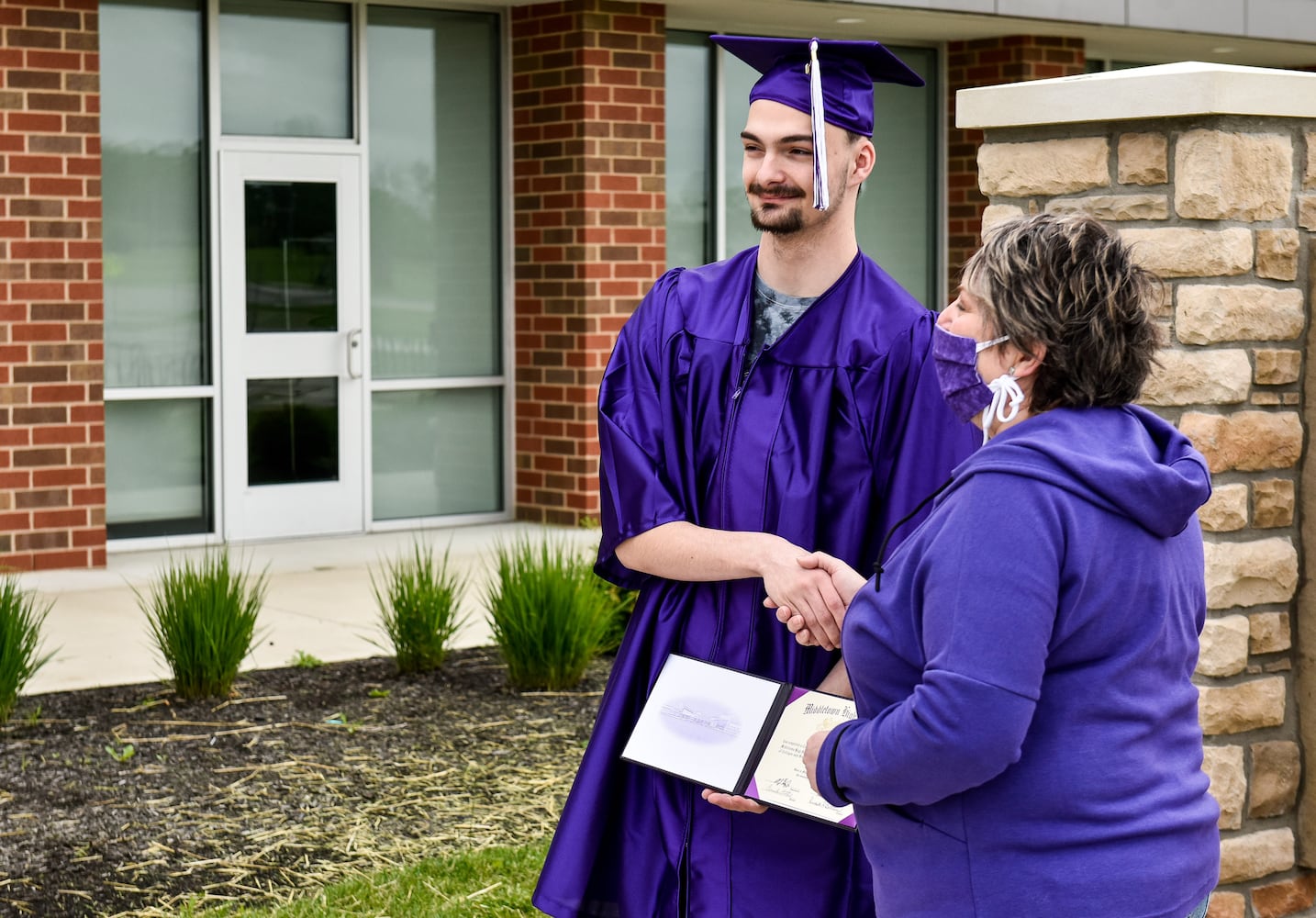 Middletown High School graduates drive up to receive diplomas