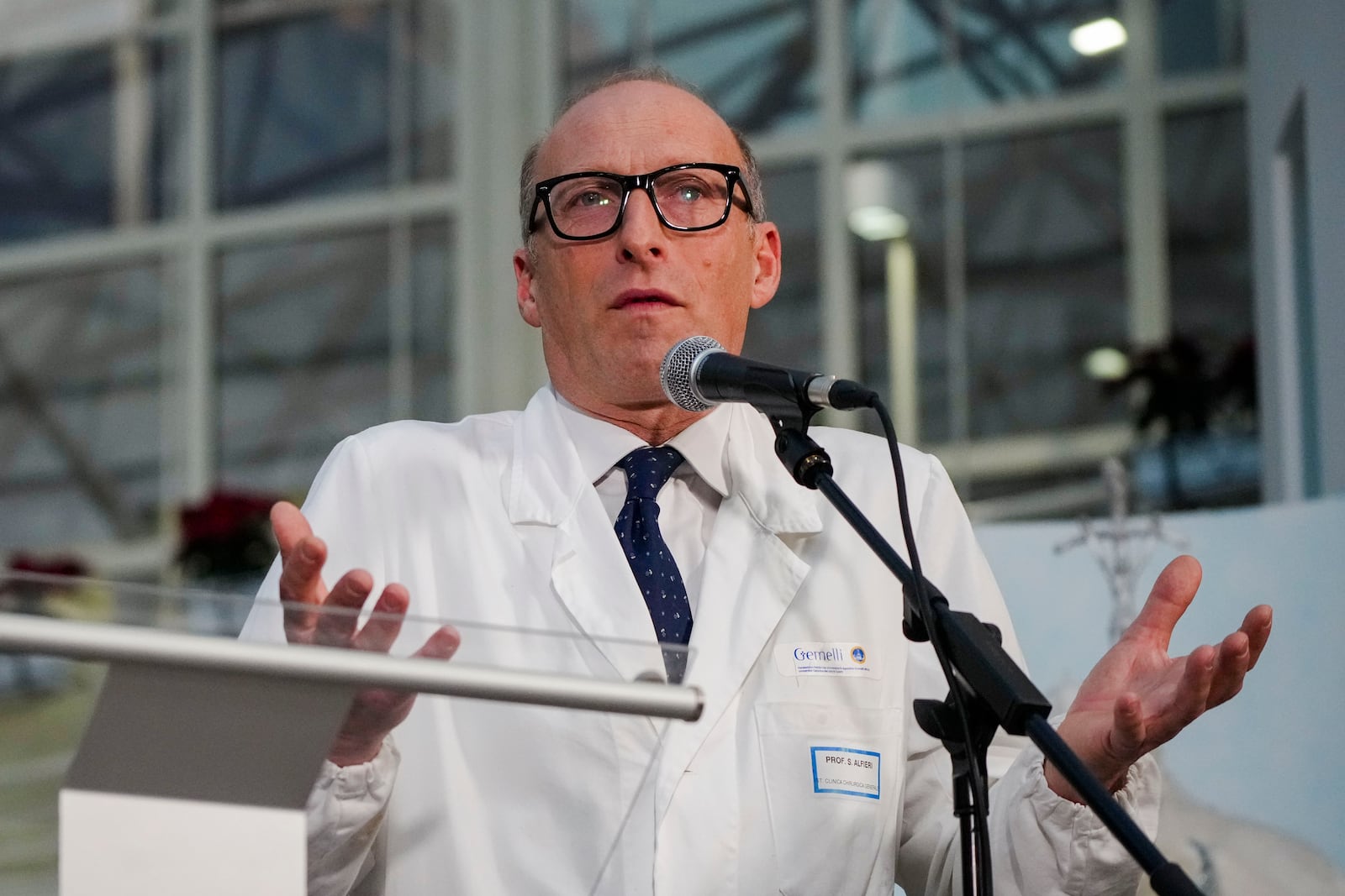 Surgeon Sergio Alfieri speaks to journalists, Friday, Feb. 21, 2025, in the entrance hall of Rome's Agostino Gemelli Polyclinic where Pope Francis is being treated for pneumonia. (AP Photo/Alessandra Tarantino)