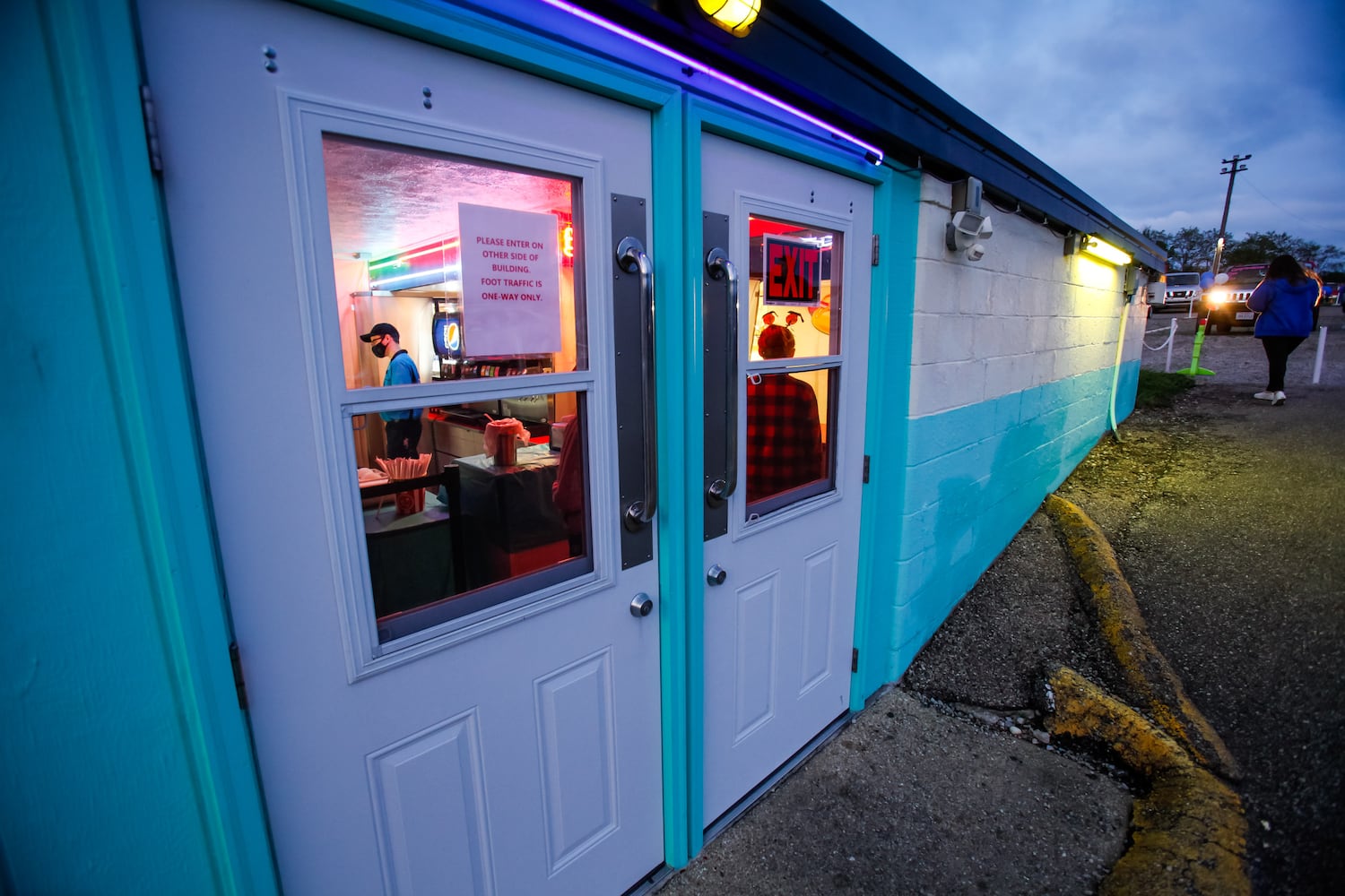 Hamilton High School seniors celebrate graduation at Holiday Auto Theatre drive-in