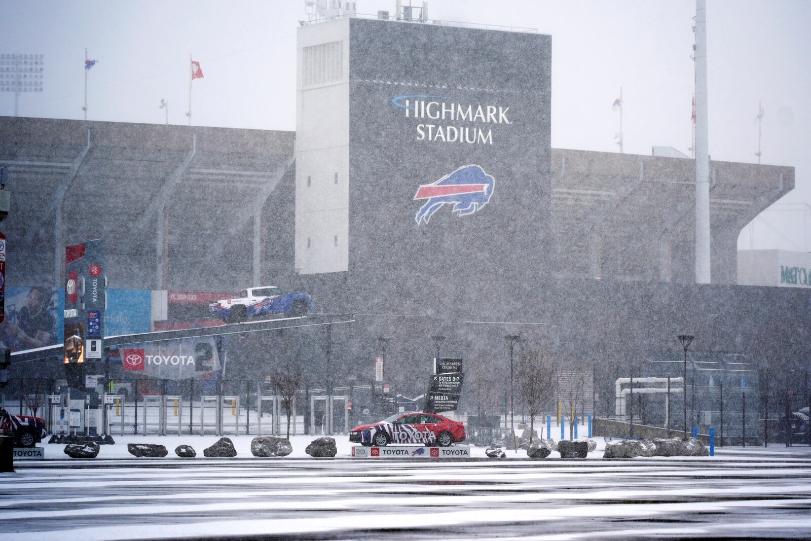 Snow falls on Highmark Stadium and surrounding parking lots in Orchard Park, NY., Saturday, Nov. 30, 2024. The Buffalo Bills play the San Franciso 49ers at Highmark Stadium on Sunday Night Football, Sunday, Dec 1, 2024 at 8:20p. (AP Photo/Gene J. Puskar)