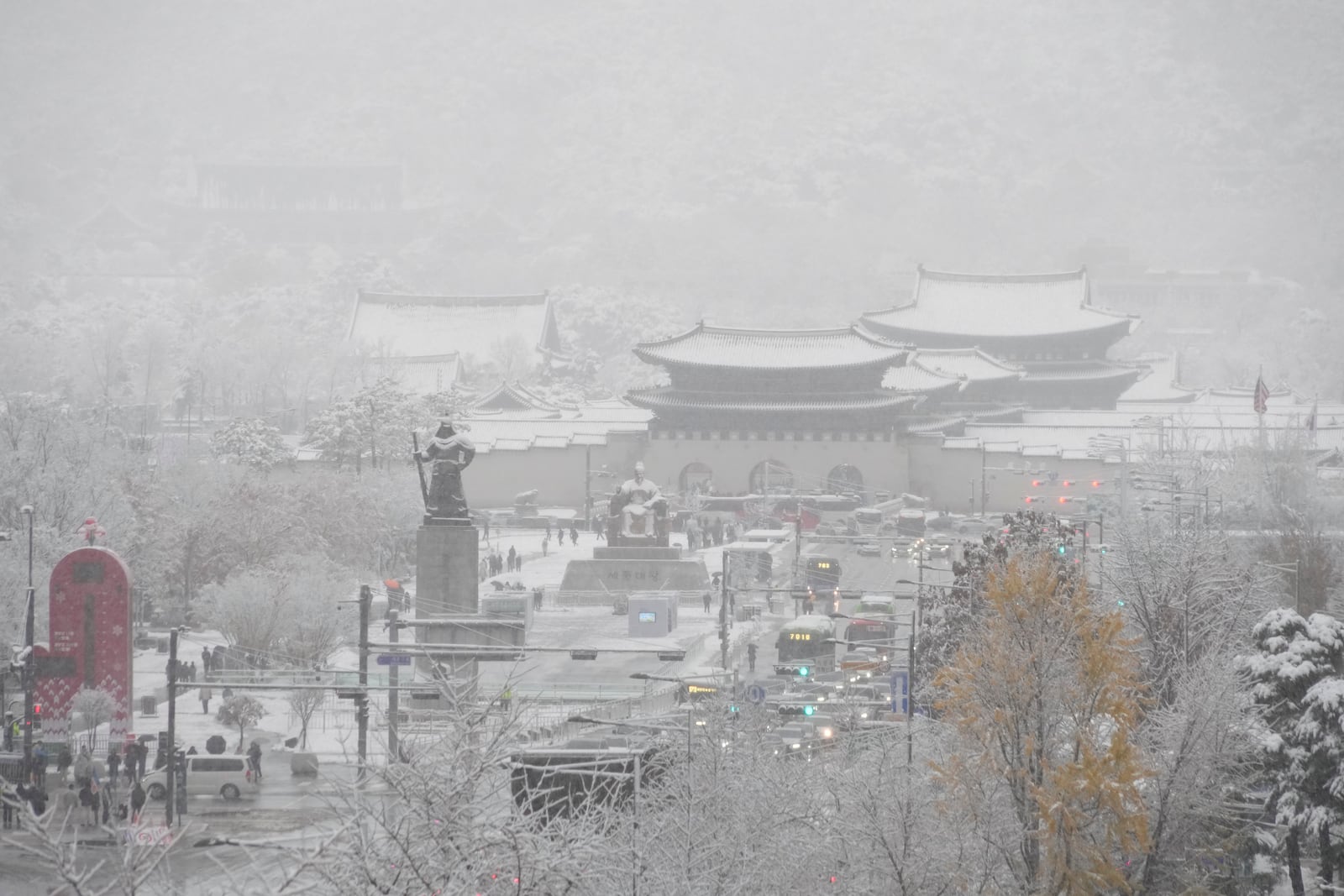 Gwanghwamun Square and Gyeongbok Palace are blanketed with snow in Seoul, South Korea, Wednesday, Nov. 27, 2024. (AP Photo/Ahn Young-joon)