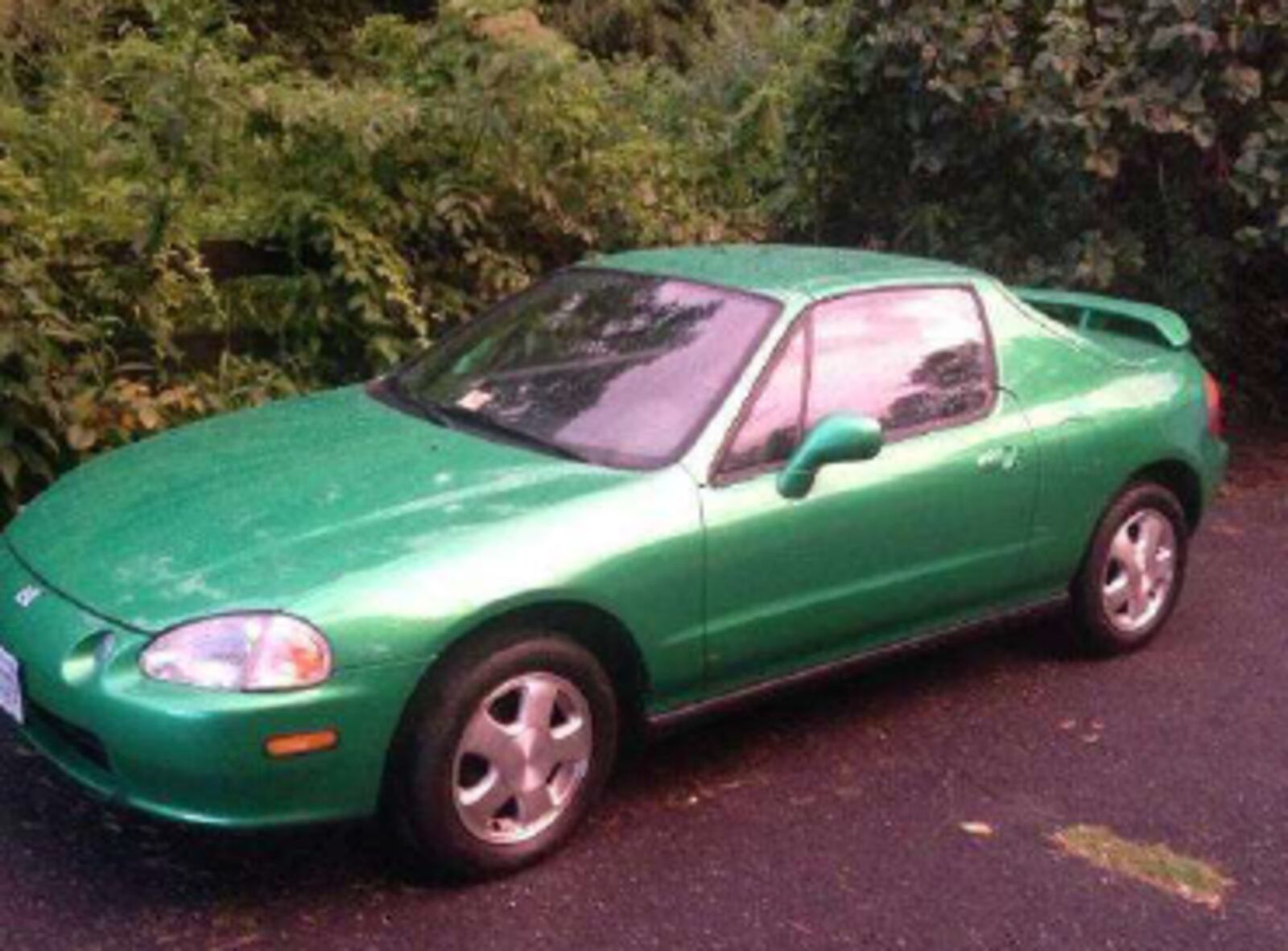 The vehicle involved is a green 1993 Honda Del Sol with OH plate number AN94LJ. The vehicle pictured is not the actual vehicle involved.