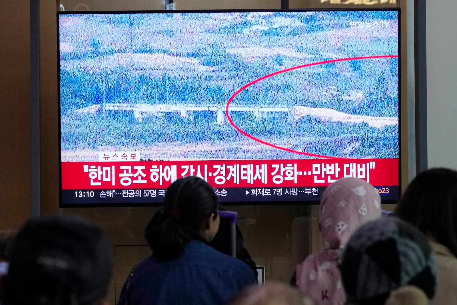 A TV screen reports North Korea has blown up parts of northern side of inter-Korean roads during a news program at Seoul Railway Station in Seoul, South Korea, Tuesday, Oct. 15, 2024. (AP Photo/Ahn Young-joon)