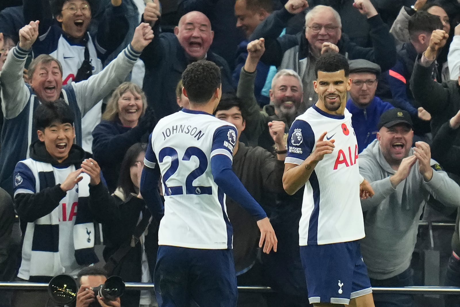 Tottenham's Dominic Solanke, right, celebrates with Brennan Johnson after scoring his side's second goal during the English Premier League soccer match between Tottenham Hotspur and Aston Villa at the Tottenham Hotspur Stadium in London, Sunday, Nov. 3, 2024. (AP Photo/Kirsty Wigglesworth)