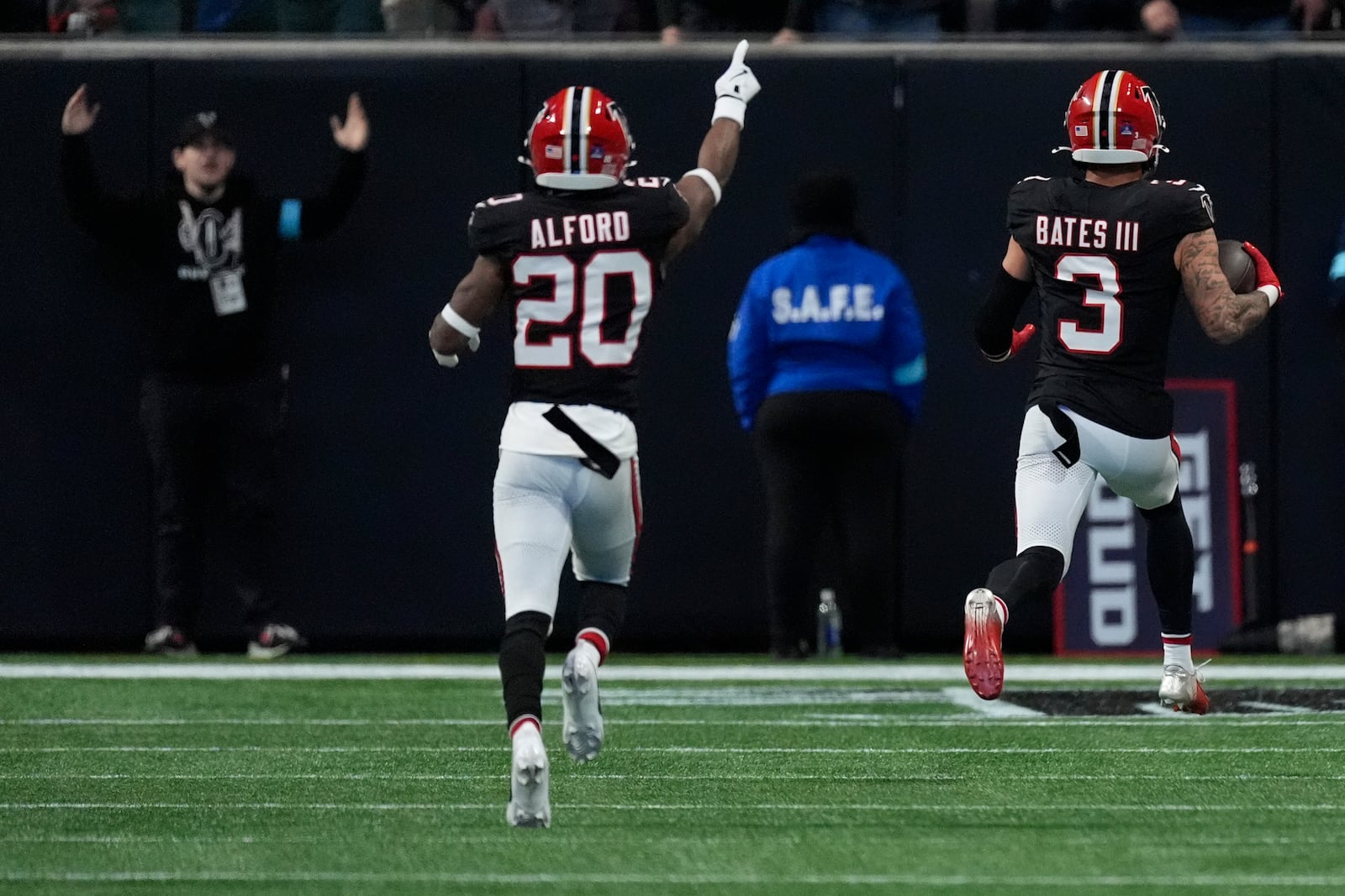 Atlanta Falcons safety Jessie Bates III (3) runs the ball in for a pick-6 in the first half of an NFL football game against the New York Giants in Atlanta, Sunday, Dec. 22, 2024. (AP Photo/John Bazemore)