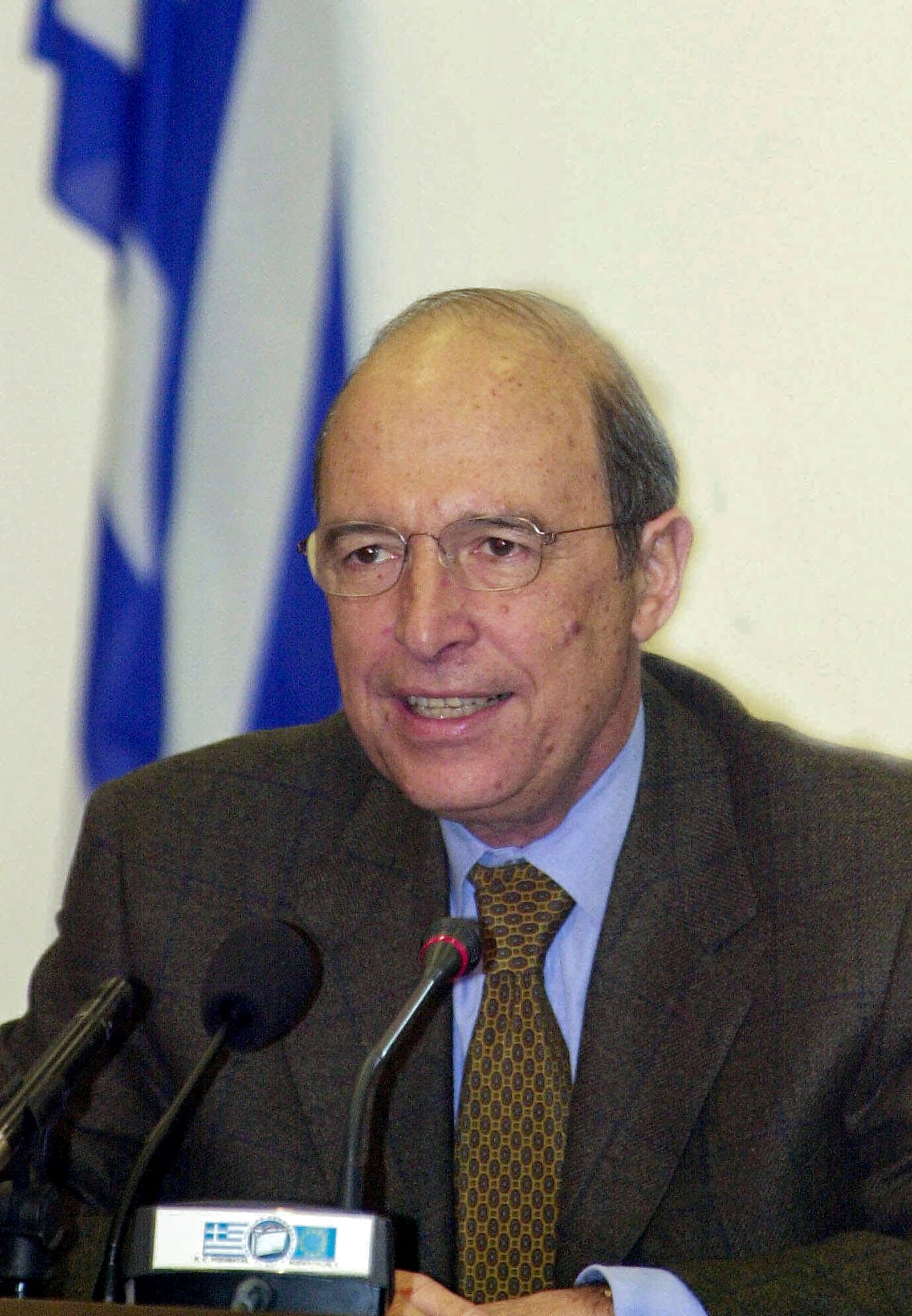 FILE - Greece's Prime Minister Costas Simitis declares a razor-thin victory over conservative opponents following general elections, in Athens on Monday, April 10, 2000. Costas Simitis, a Prime Minister of Greece from 1996 to 2004 and the architect of the country's joining the common European currency, the euro, has died at 88, state TV ERT reports.(AP Photo/Thanassis Stavrakis, File)