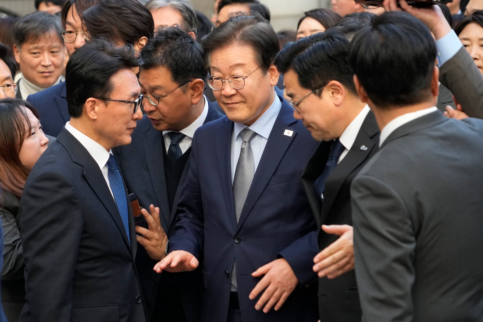 South Korea's main opposition Democratic Party leader Lee Jae-myung, center, arrives at the Seoul Central District Court in Seoul, South Korea, Friday, Nov. 15 2024. (AP Photo/Ahn Young-joon)