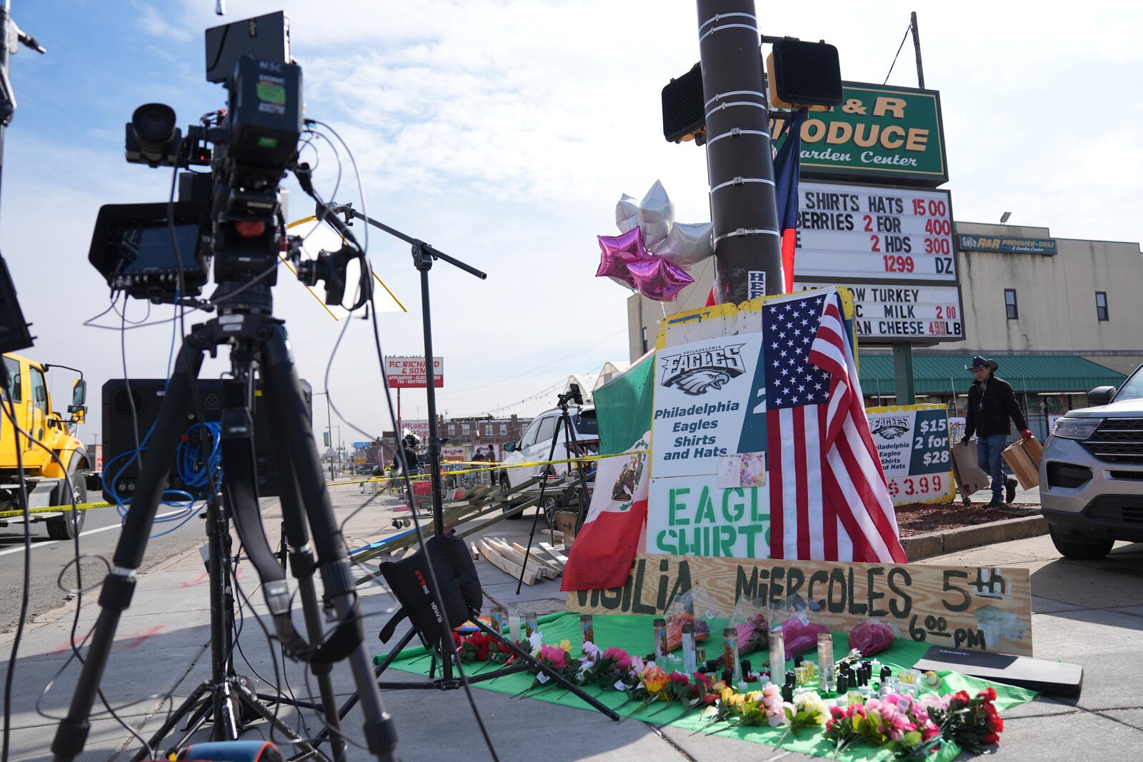 A makeshift memorial stands near the scean of a fatal small plane crashed in Philadelphia, Monday, Feb. 3, 2025. (AP Photo/Matt Rourke)